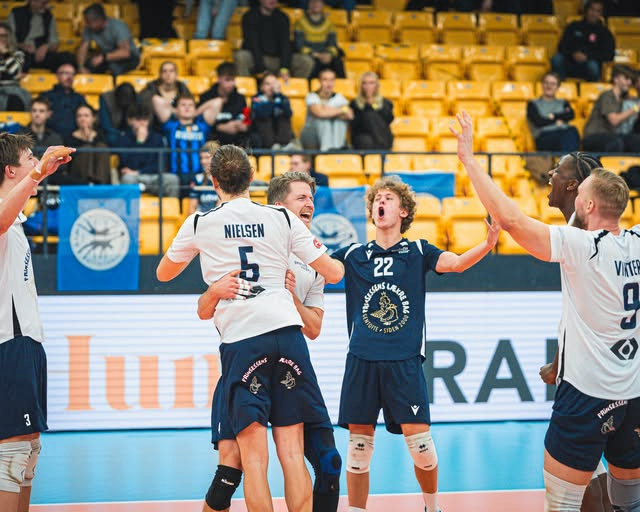 Gentofte Volleys spillere jubler efter den overraskende sejr i semifinalen i pokalturneringen mod Middelfart. I finalen blev det dog til et 2-3 nederlag mod Køge med mindst mulig margin.