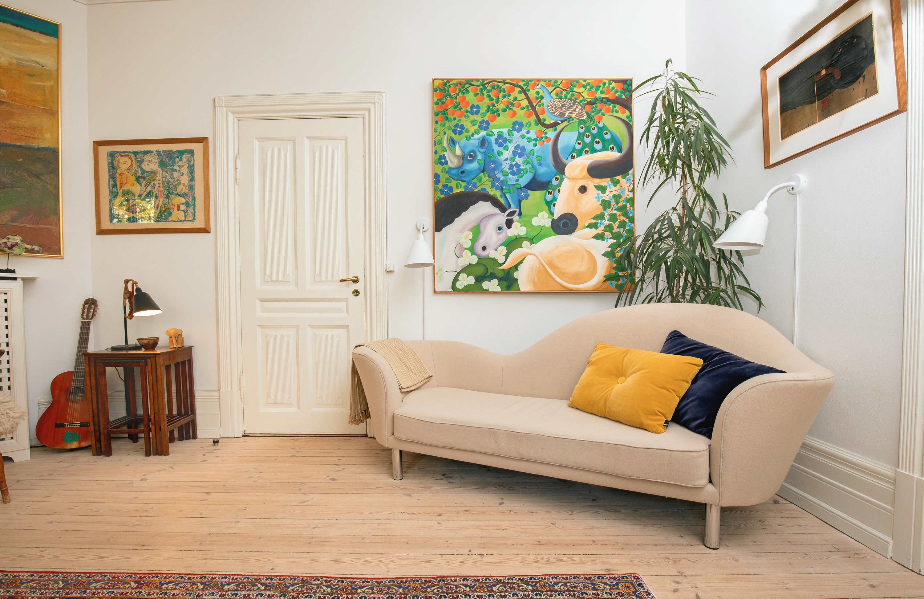 Generelt får du et bedre indeklima, hvis du lader dine indvendige døre stå åbne, men hvis du laver mad i køkkenet eller er i bad, er det bedst at lukke døren til køkken og badeværelse, så du undgår, at partikler fra madlavning og fugt fra badeværelset spreder sig.