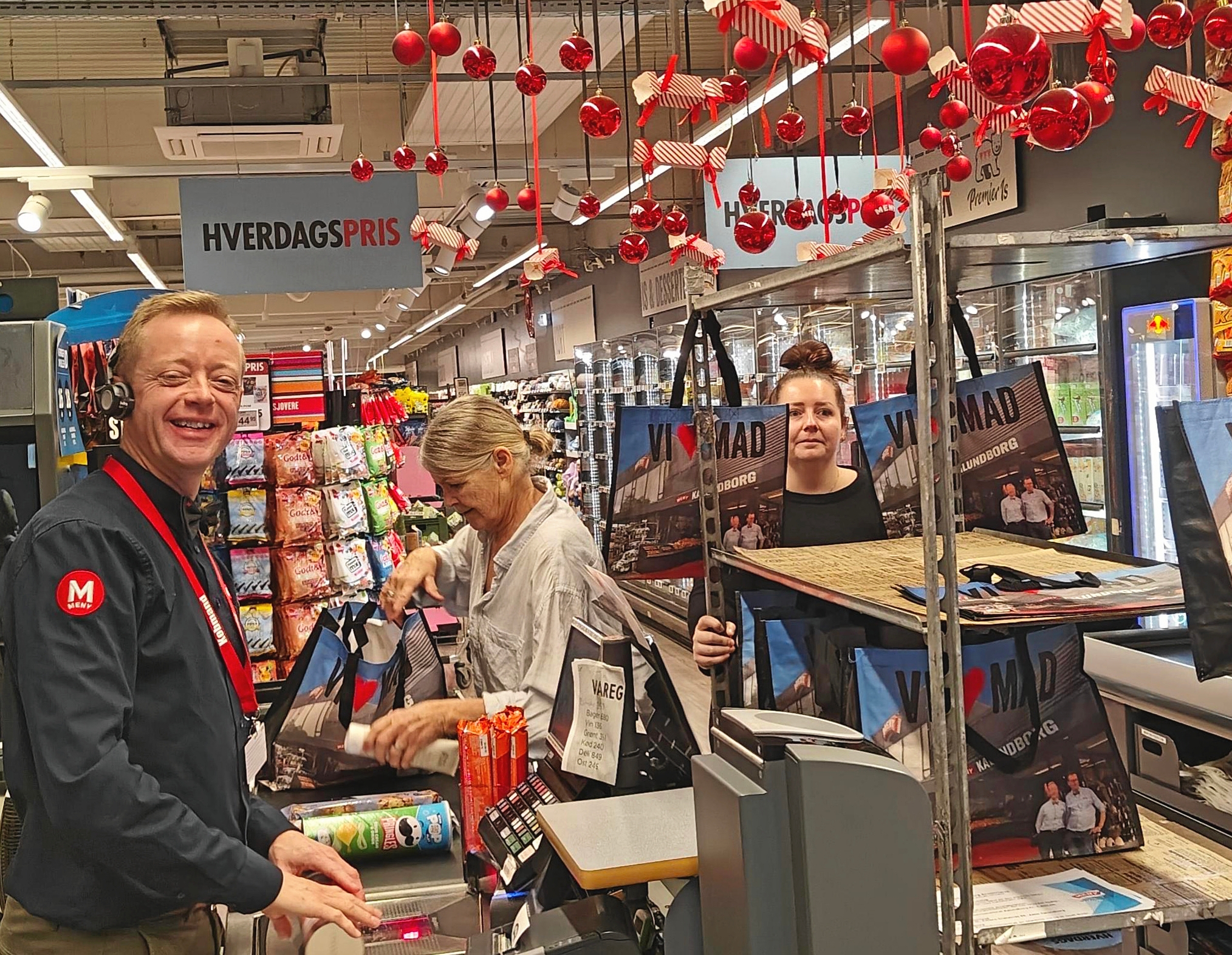 Menykøbmand Peter Egebæk i selskab med Pia og Emma fra Kalundborg Krisecenter, som modtog donationen på vegne af beboerne. - Privat Menykøbmand Peter Egebæk i selskab med Pia og Emma fra Kalundborg Krisecenter, som modtog donationen på vegne af beboerne.