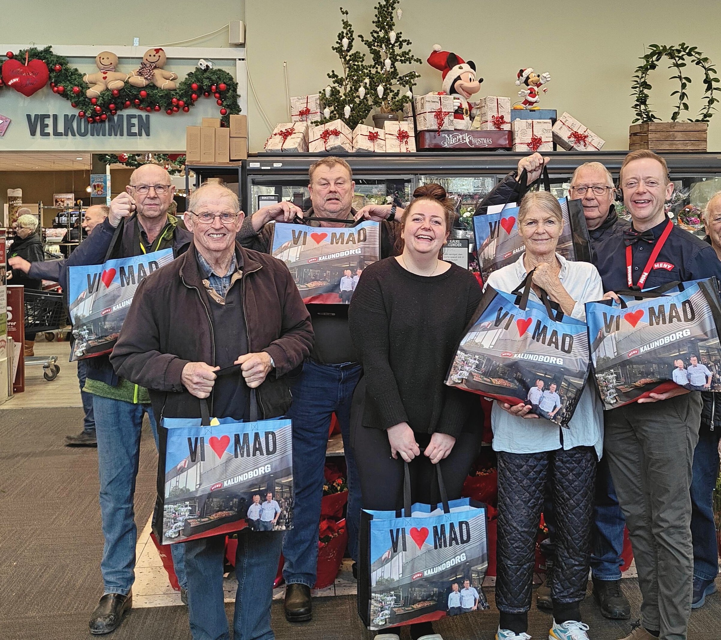 Meny Kalundborg og Kalundborg Broderlaug gav julehjælp til Kalundborg Krisecenter.