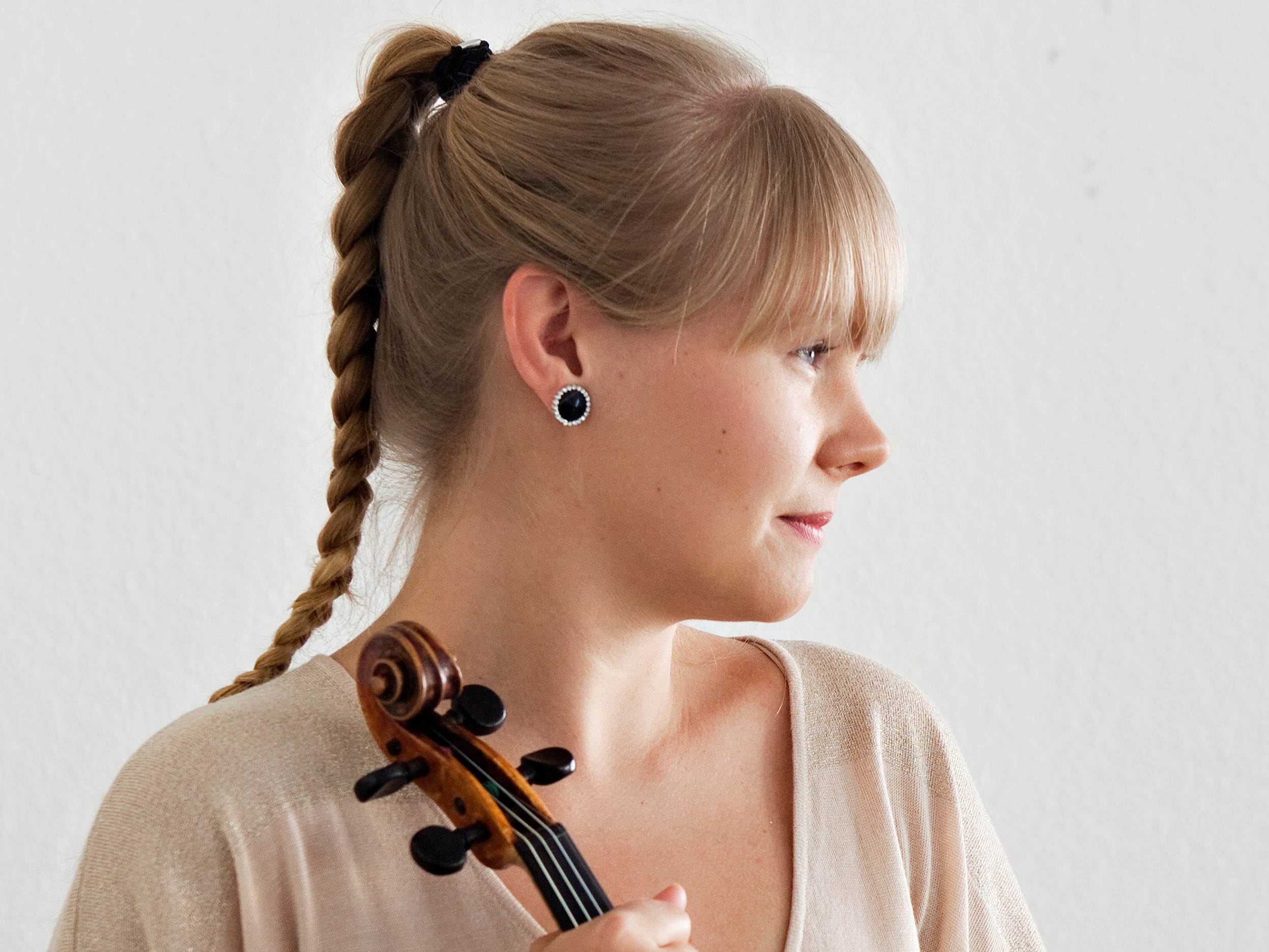 Karin Samuelsson er født og opvokset i Dalarna. Hun begyndte at spille violin som syvårig og modtog både violinundervisning og undervisning i folkemusik. Hun er uddannet fra Musikhögskolan i Malmö og Det Kongelige Danske Musikkonservatorium i København.