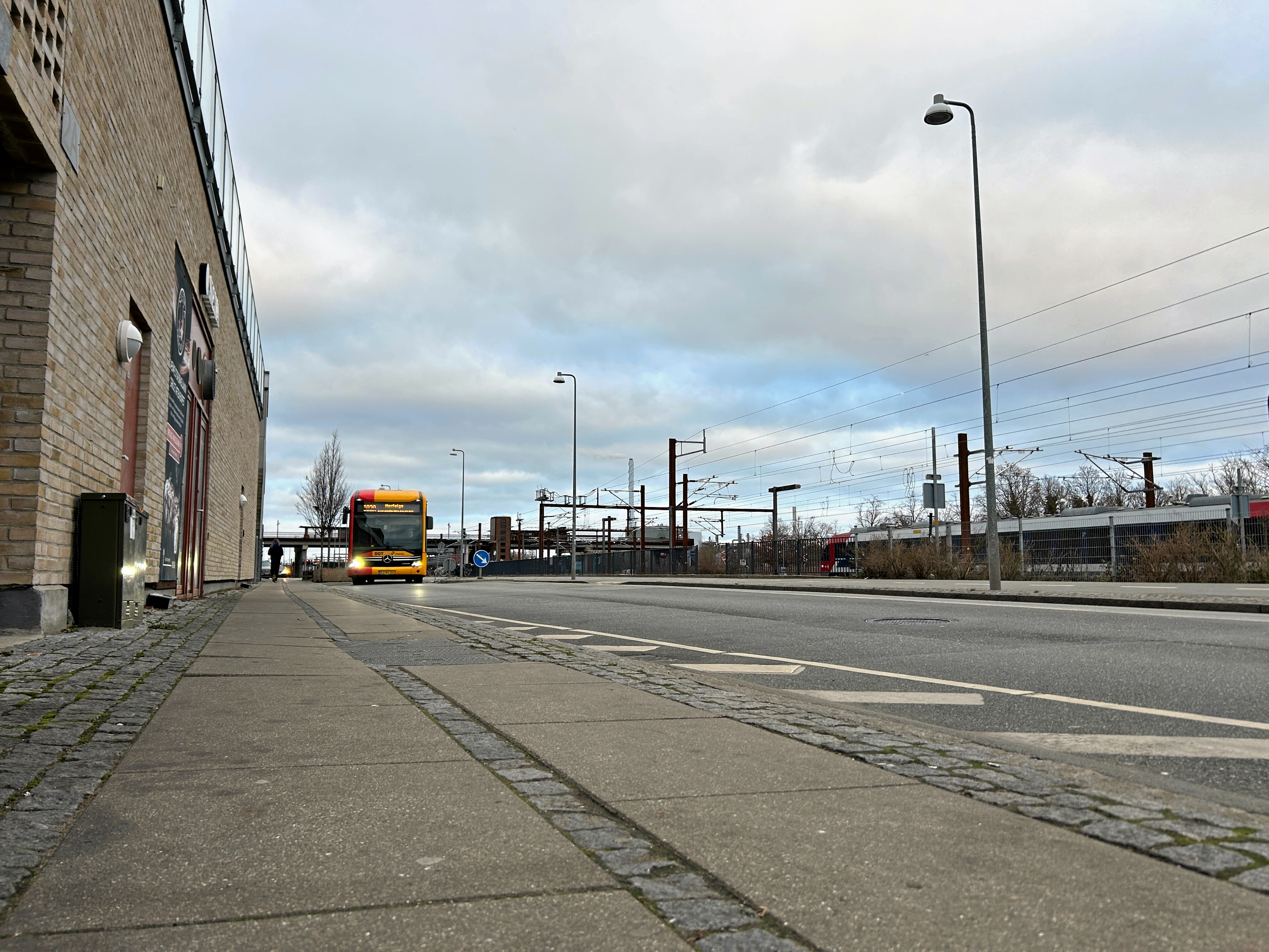 Det var på Køge Station at en tryghedsvagt søndag aften blev overfaldet af en 64-årige mand