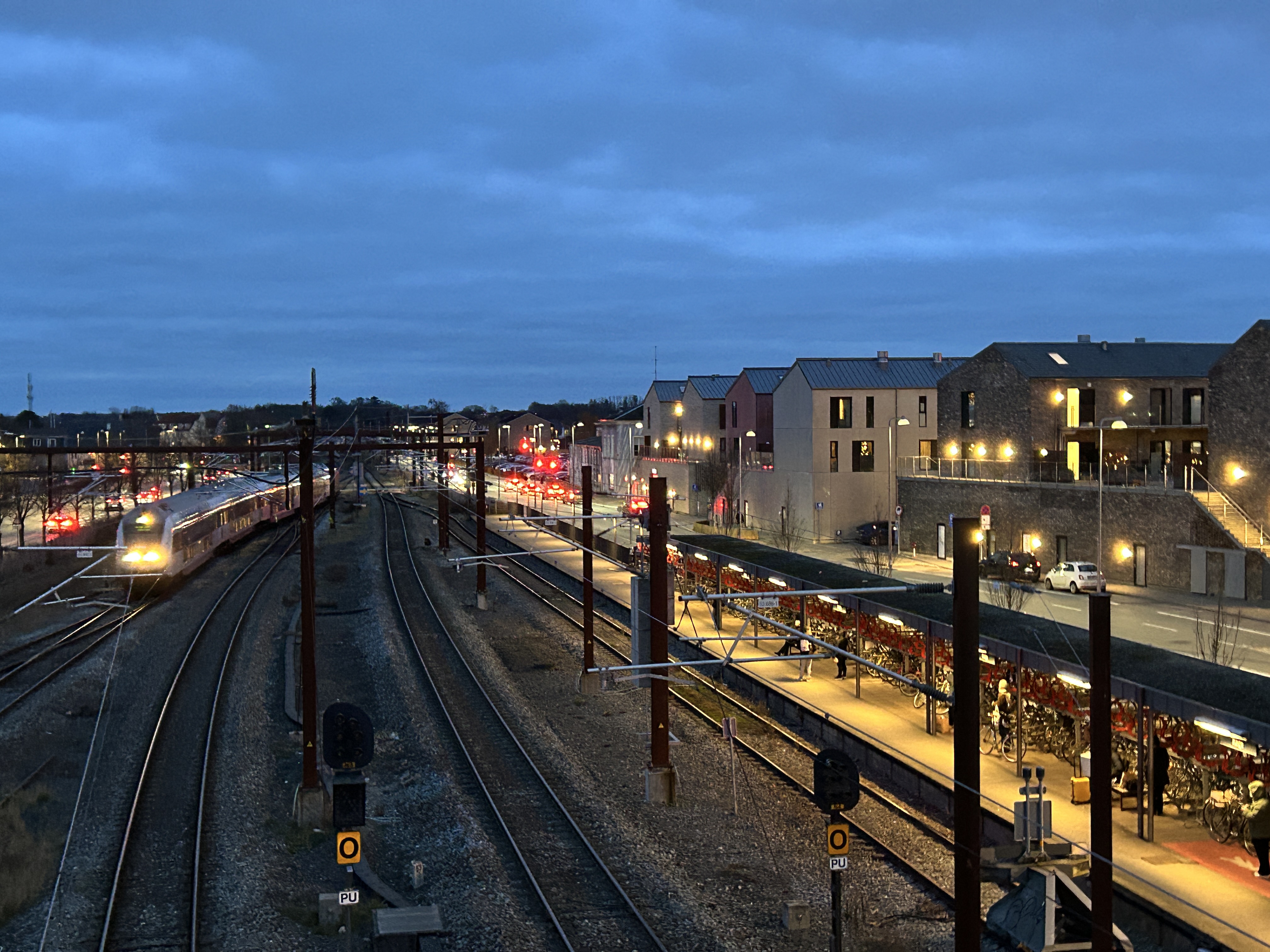 Det var på Køge Station at gruppen havde tvunget den 14-årige ud på perronen inde de førte ham over i Lovparken, hvor overfaldet fandt sted.