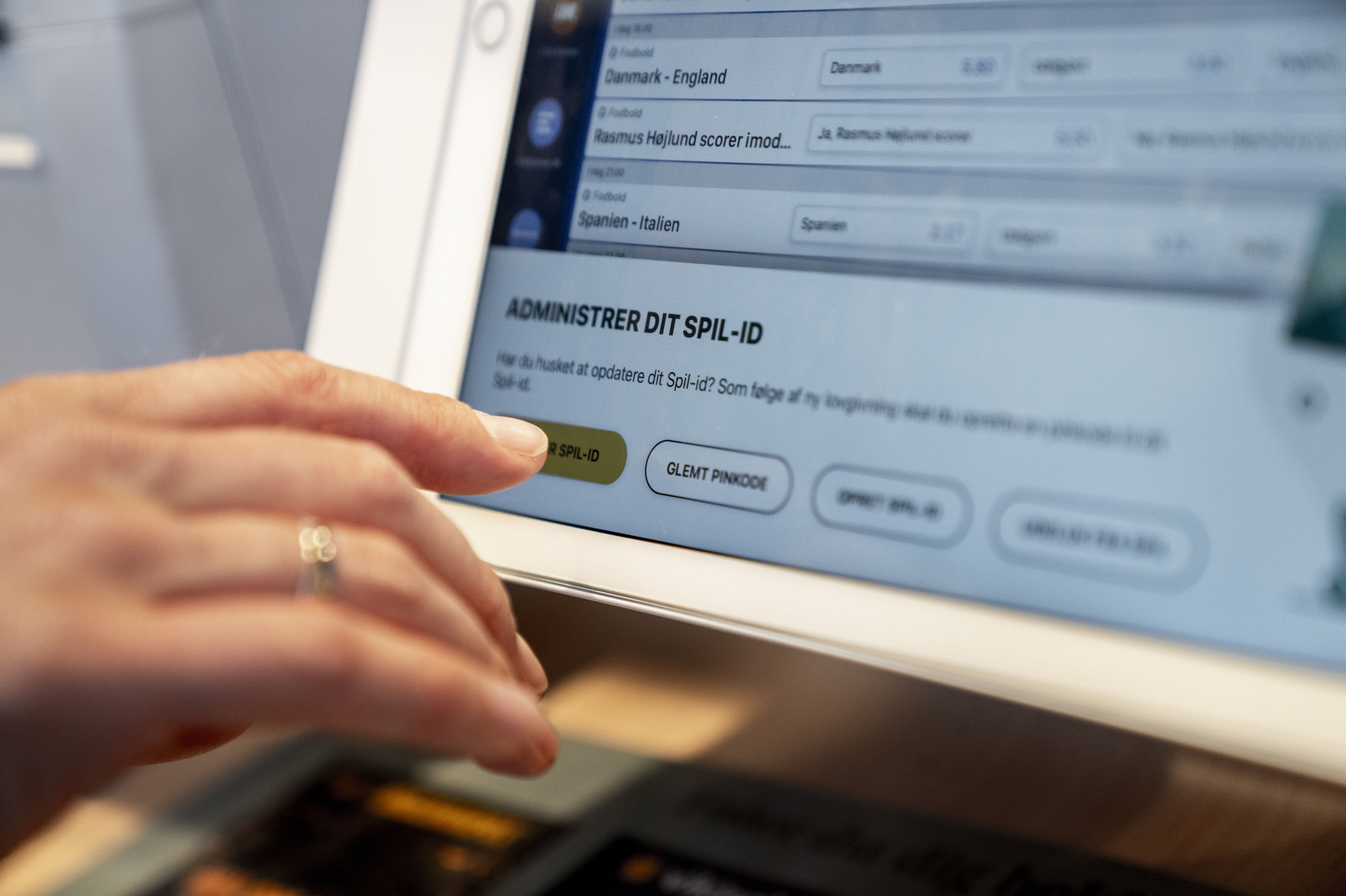 I Danmark skal man have tilladelse af Spillemyndigheden for at reklamere for gambling. Her skal der oplyses om aldersgrænser, hjælpelinjen StopSpillet samt registret over udelukkede spillere, Rofus. (Arkivfoto).