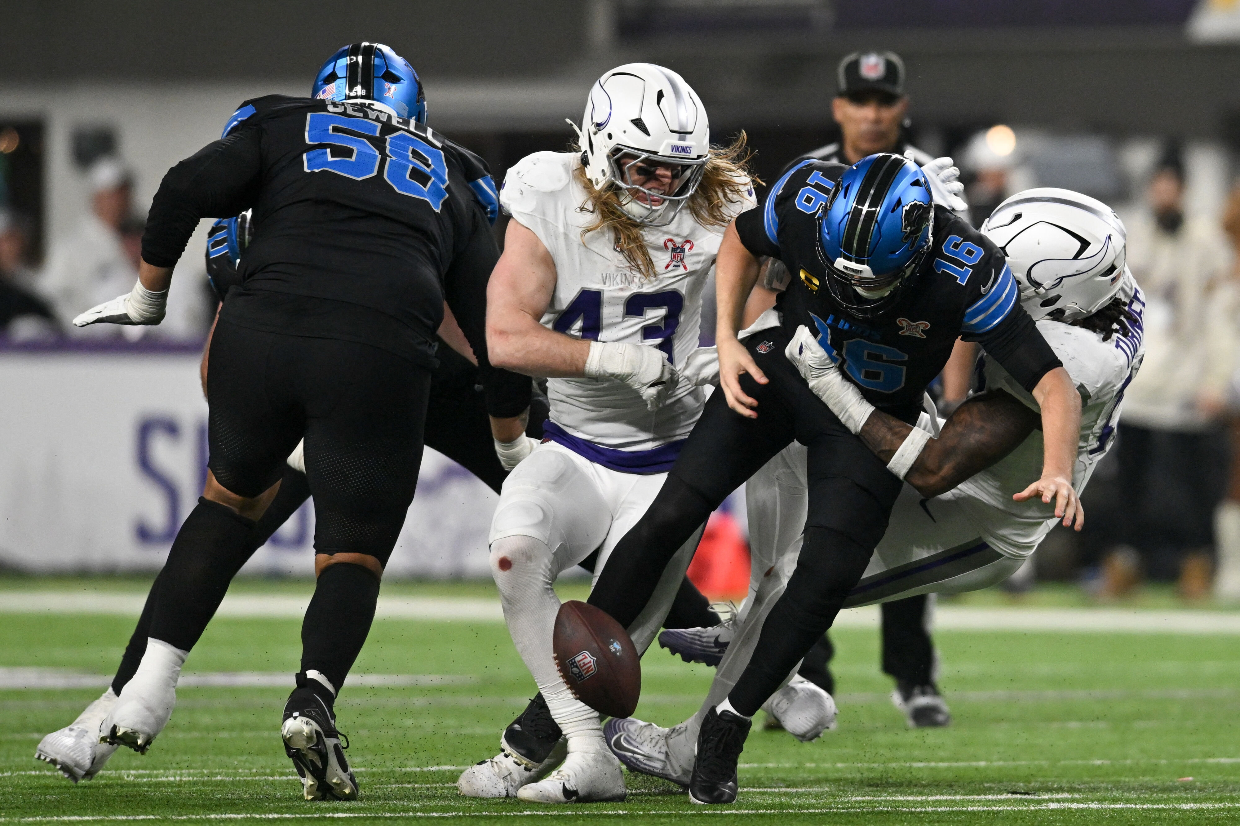 Detroit Lions' quarterback Jared Goff taber bolden i opgøret mod Minnesota Vikings.
