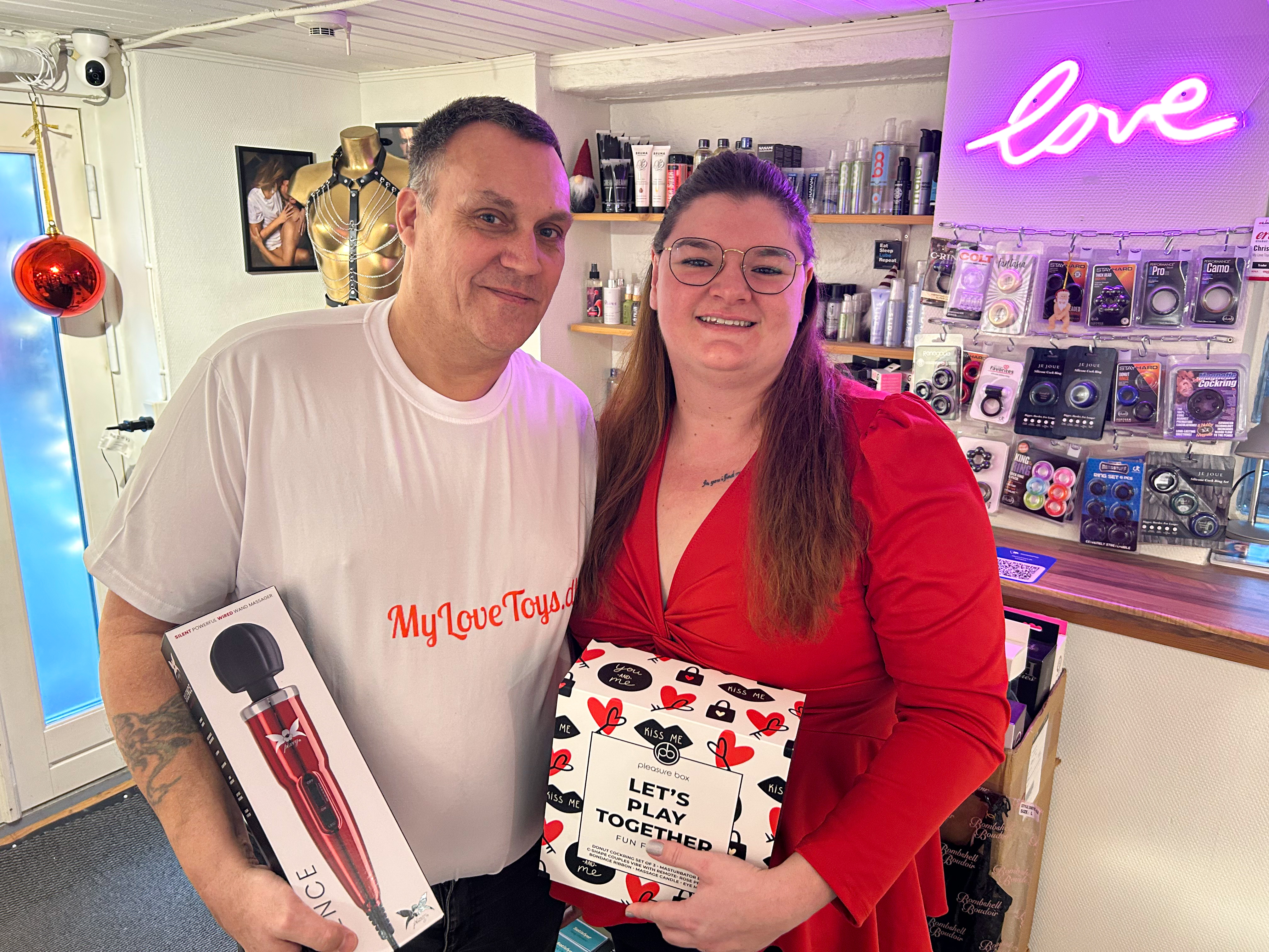 Martin og Christina Klitgaard har lavet deres kælder om til et showroom for alverdens erotiske produkter.