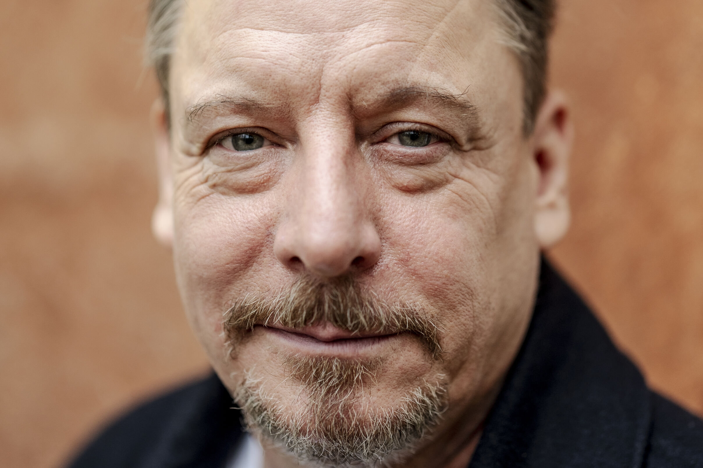 Anders W. Berthelsen spiller den hårdtarbejdende børnepsykolog Lasse i TV 2's hospitalsdrama "Dag og nat". Privat prøver skuespilleren at holde familielivet og det professionelle adskilt så vidt som muligt.