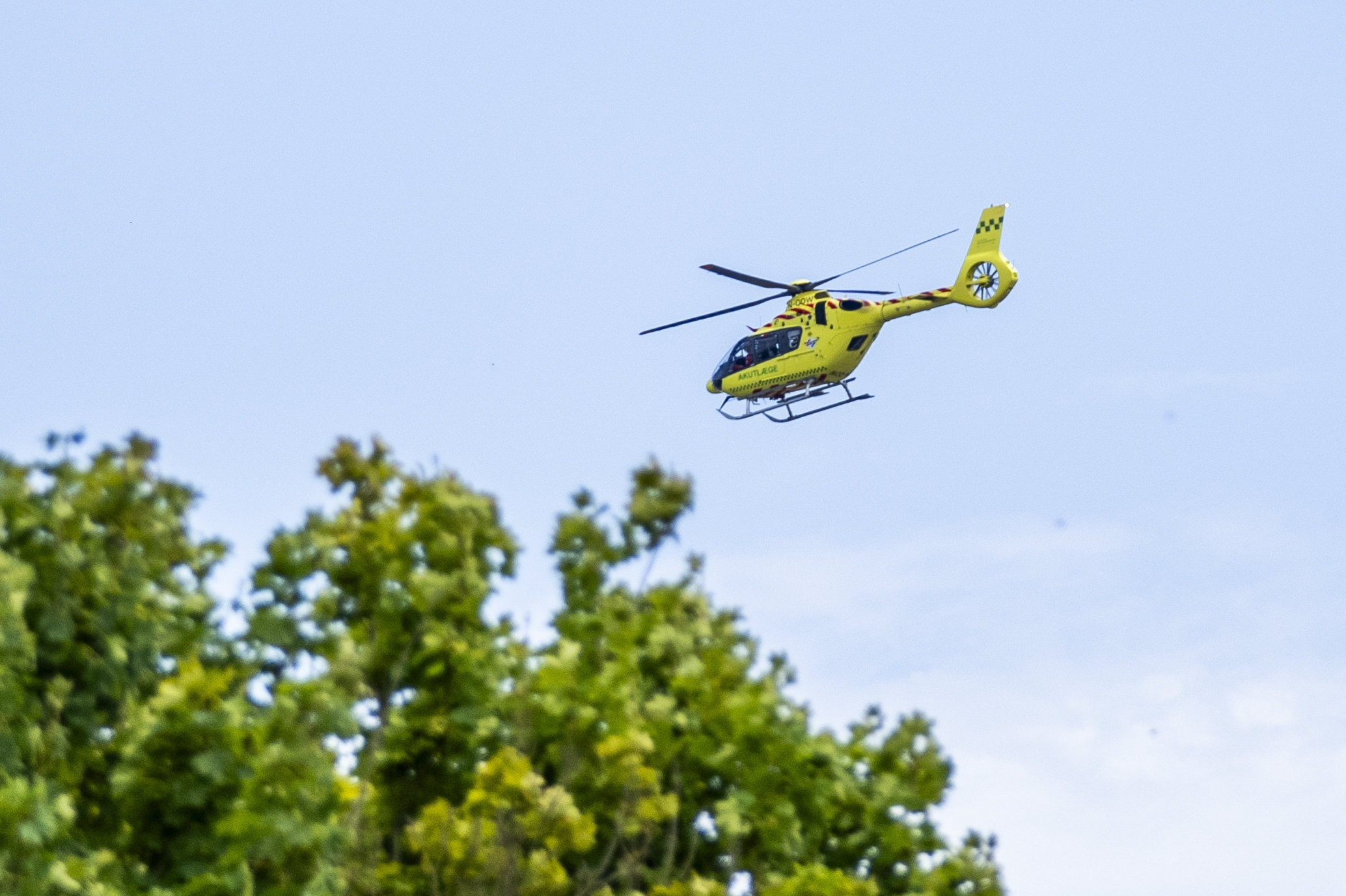 En lastbilchauffør er uden for livsfare efter at være kørt gennem et autoværn på Midtjyske Motorvej søndag, hvorefter der gik ild i lastbilen. Der var en lægehelikopter på uheldsstedet, men ifølge vagtchef hos Midt- og Vestjyllands Politi var det ikke nødvendigt at flyve manden til behandling. (Arkivfoto).