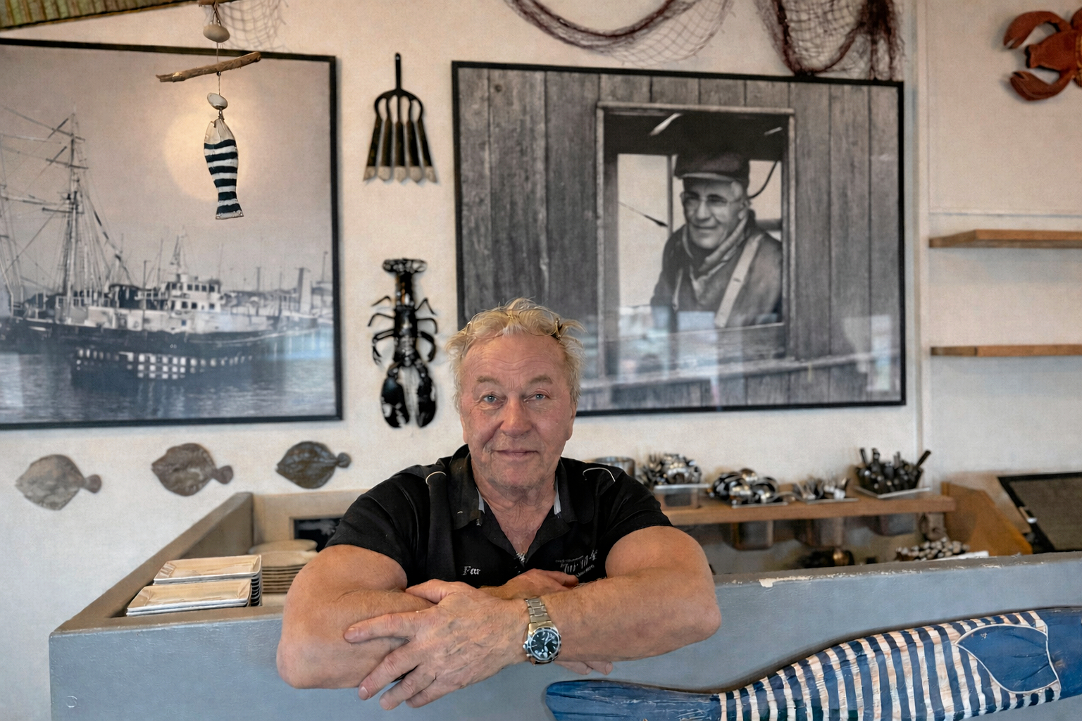 For Bent Hansen har Far til 4 både været en familierestaurant og familiens restaurant. Bag ham hænger hans far, der var fisker i Gilleleje og hjalp med at indrette restauranten.