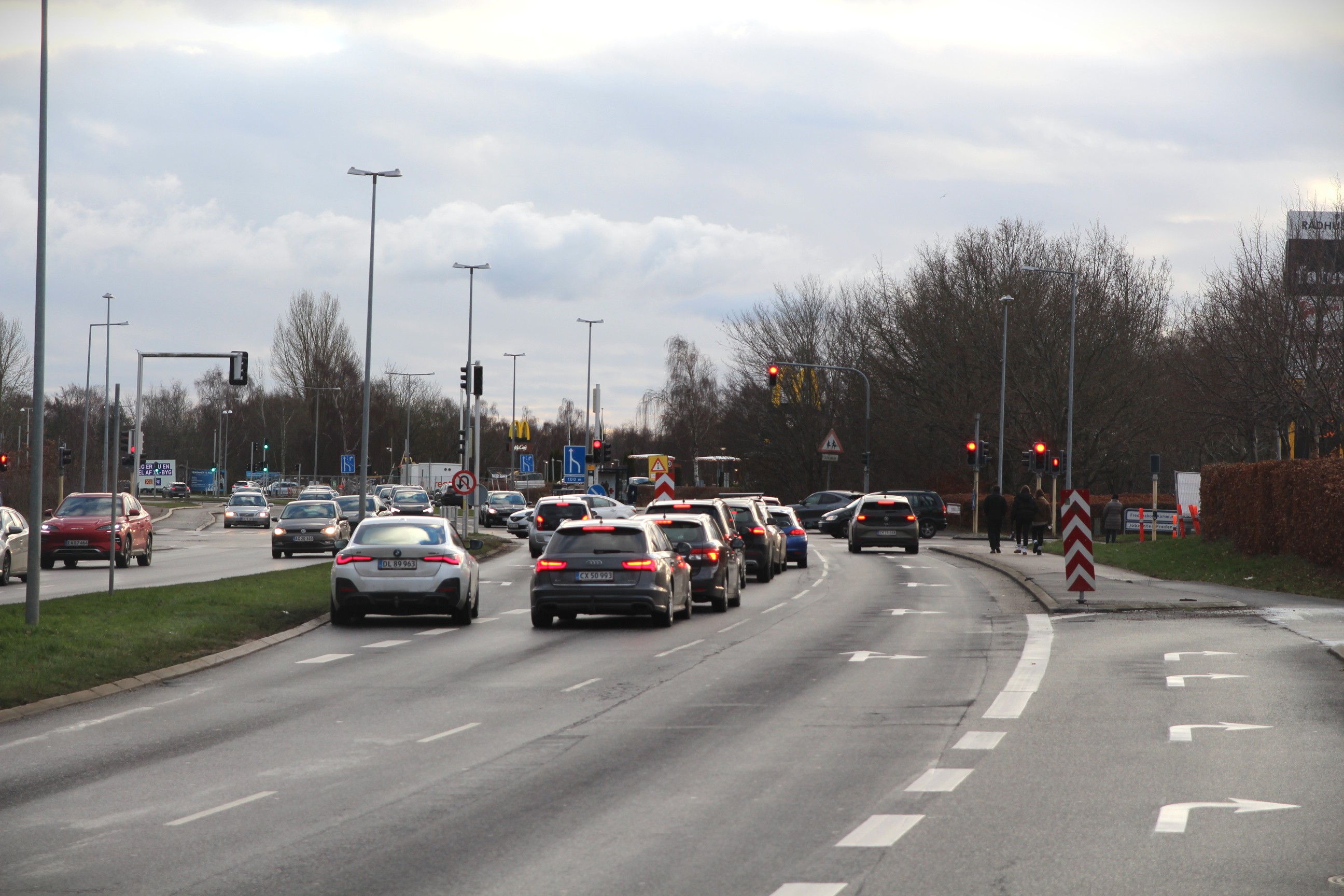 Hørsholm byzone nu er smeltet sammen med Kokkedal byzone. Derfor møder man allerede 50 km/t fartgrænse på Usserød Kongevej nord for Kokkedal.