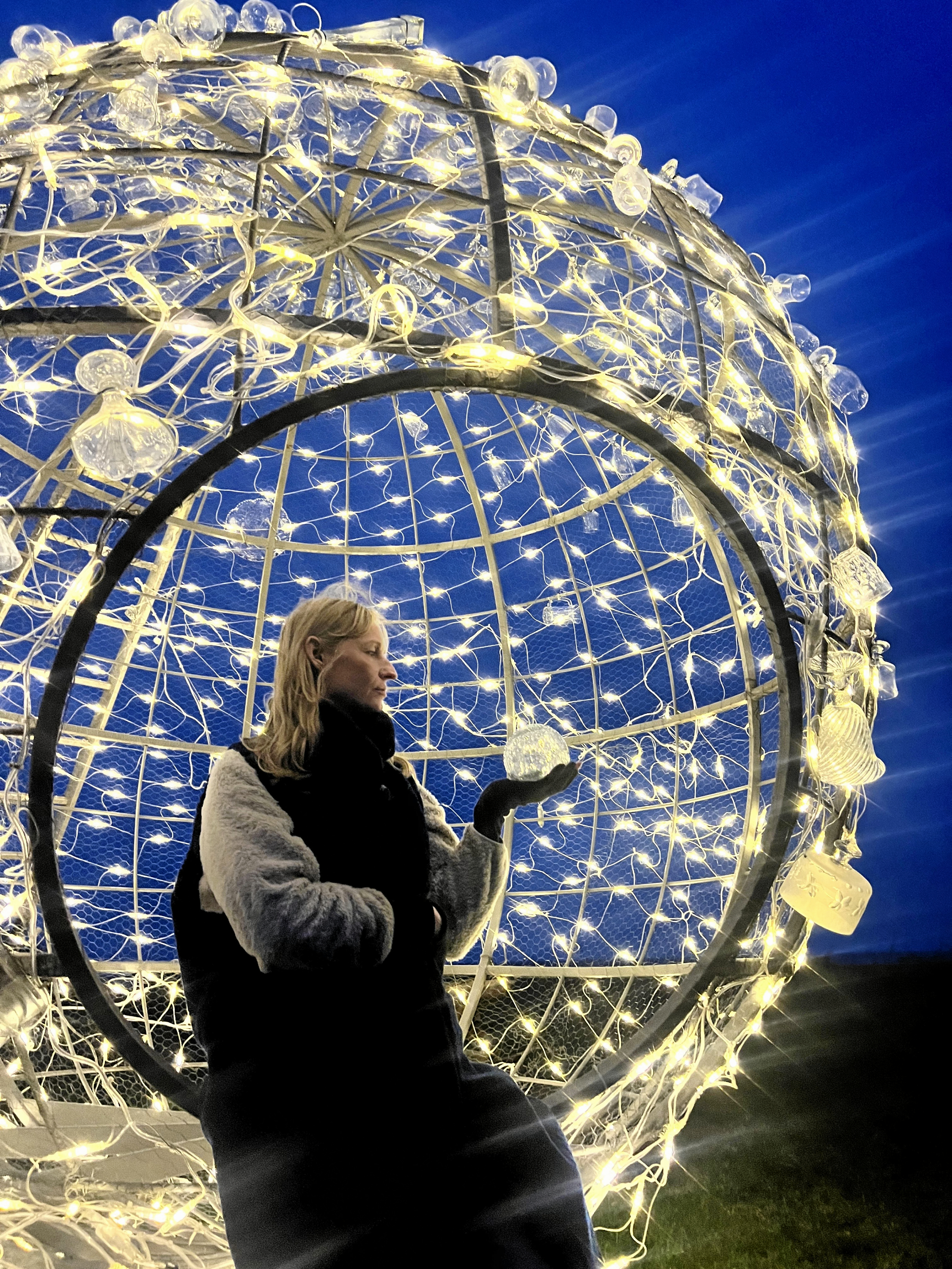 One Moon er et stort, lysende værk, som miljø- og lyskunstner Maj D står bag. Med en diameter på tre meter er månen skabt til, at man kan opleve den både inde- og udefra. Værket kan ses på Domkirkepladsen under Lysfesten i Roskilde den 30. januar.