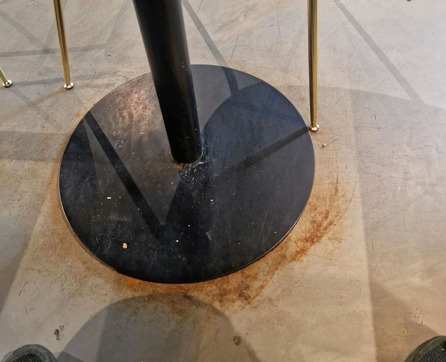 Sådan så det ud under bordene på The Burger Concept i Ballerup.