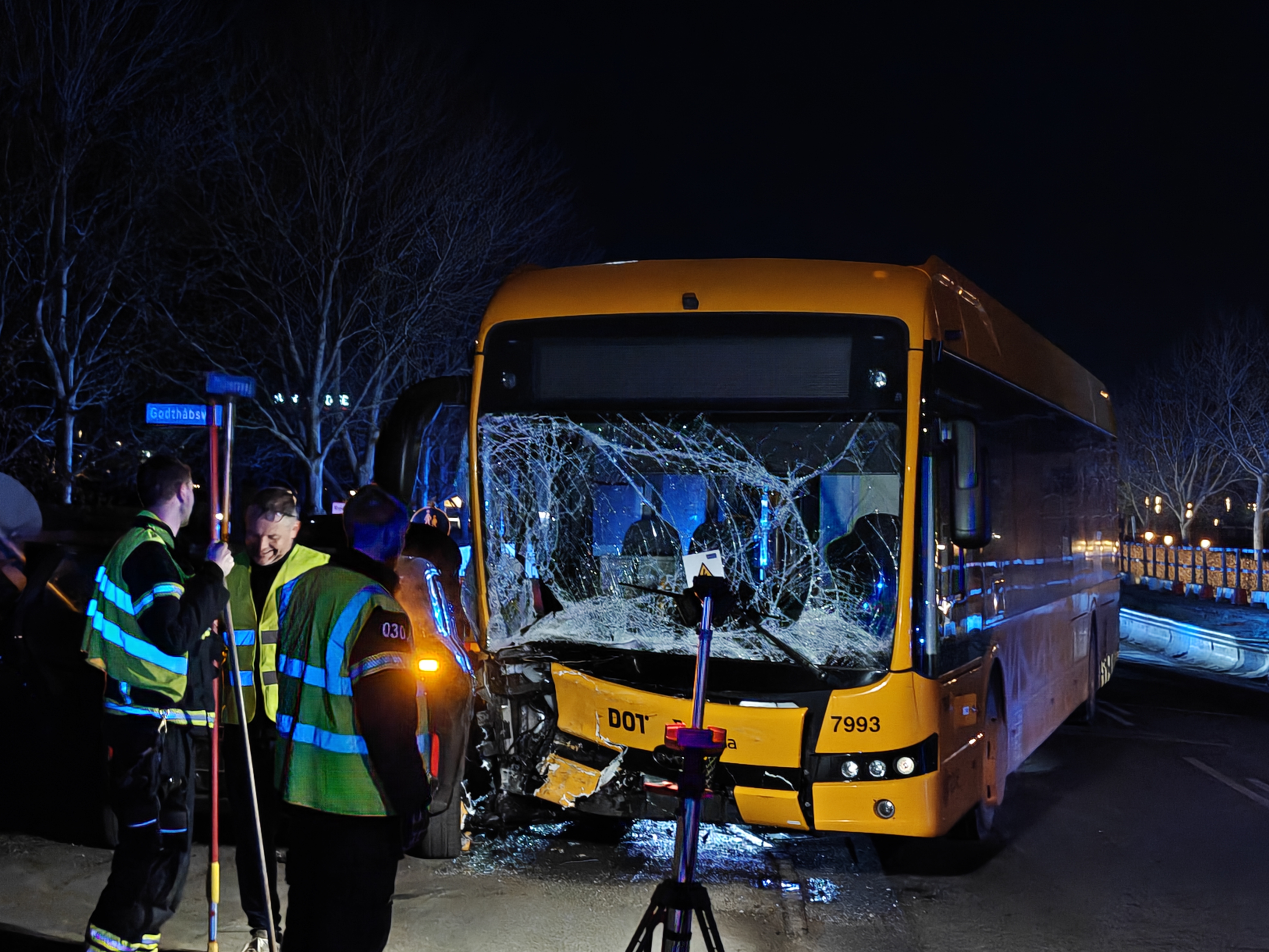 En bus har tirsdag aften været i et uheld med en bil i Hillerød.