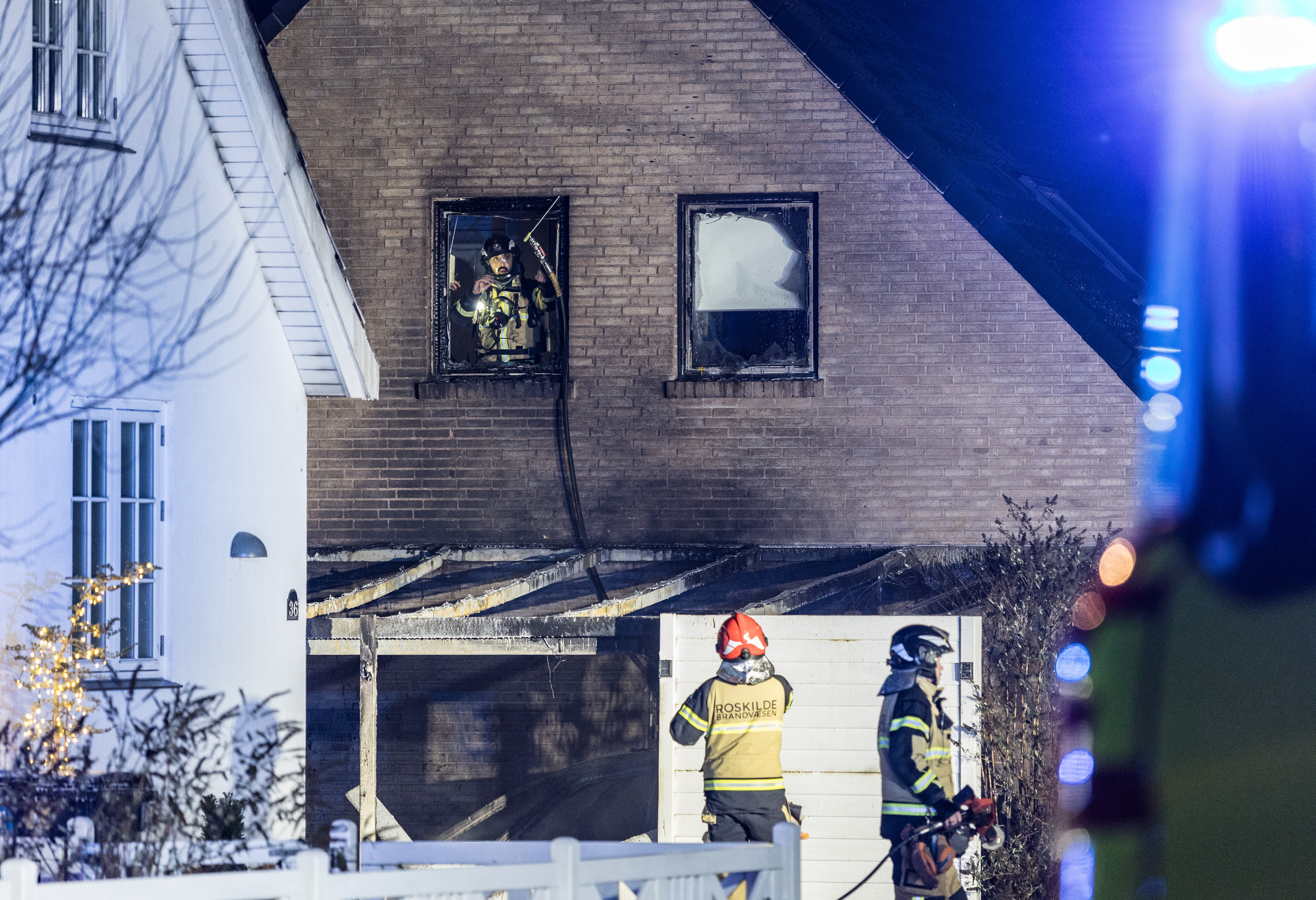 Politi og brandvæsen til stede ved brand i villa på Prins Buris Vej Torsdag den 1. januar 2026.