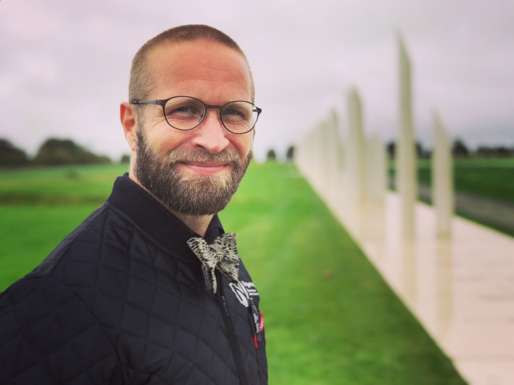 Museumsinspektør Adam Bak fra Nationalmuseet, tilknyttet Kongernes Jelling, vil fortælle om afslutningen på Harald Blåtands tid som konge og perioden, hvor Svend Tveskæg tog over.