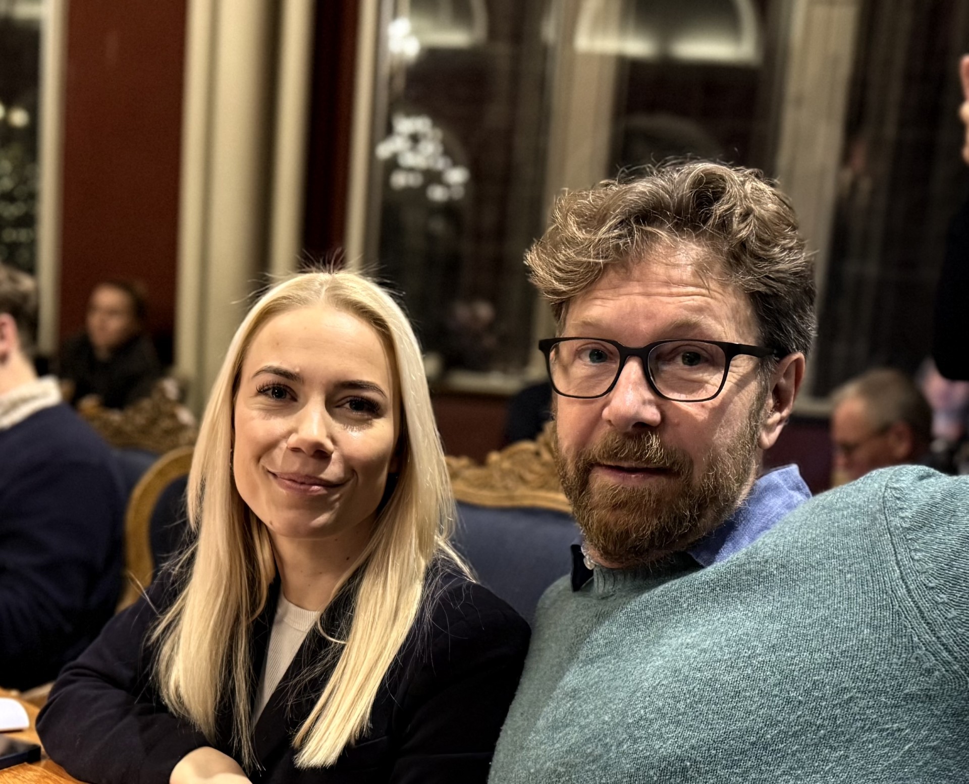 Malthe Jacobsen, som her ses sammen med partikollegaen Emilie Schumacher fra Enhedslisten, kan se frem til at få lidt ekstra ind på kontoen, viser aktindsigt.