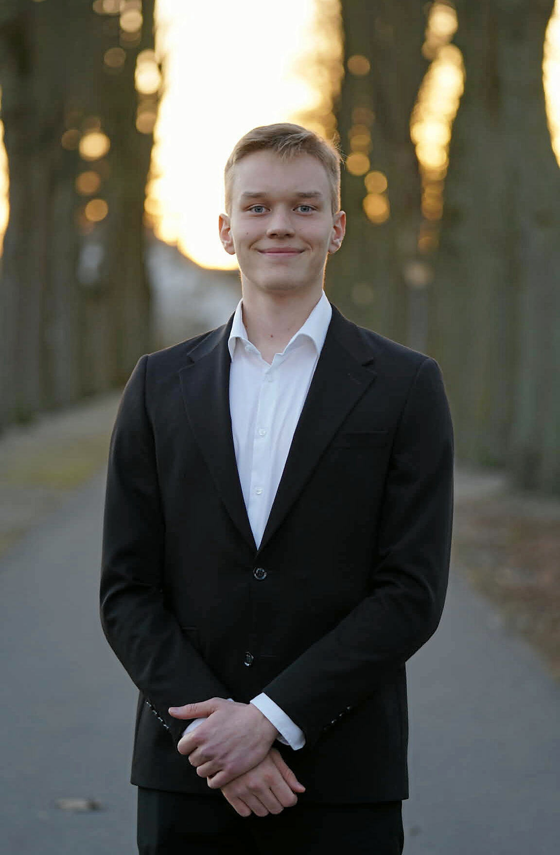 Lucas Larsen er medlem af Det Konservative Folkeparti i Køge Kommune samt klima-, miljø- og naturordfører for Konservativ Ungdom.
