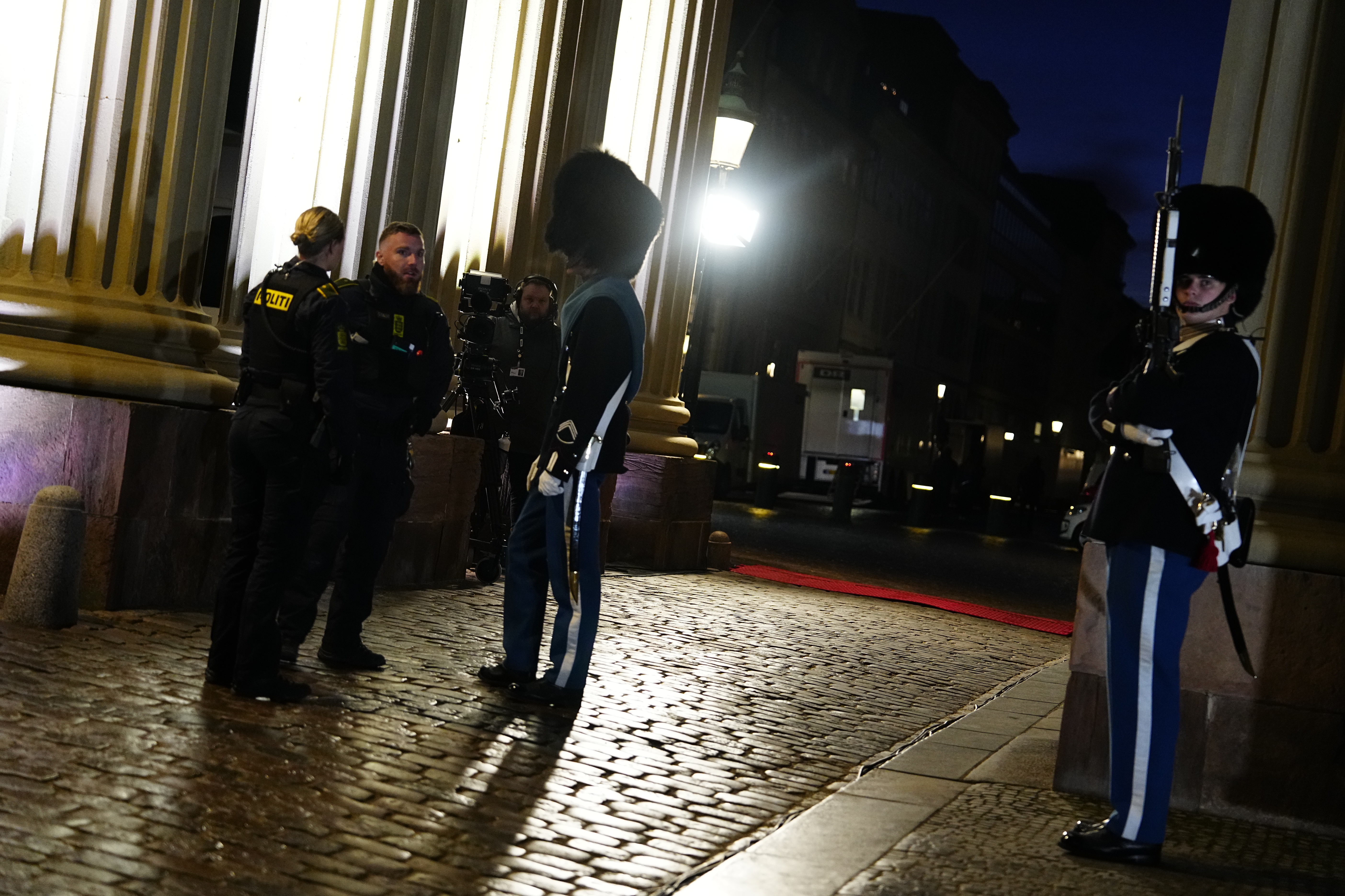 Klimaaktivister lavede en happening umiddelbart efter kong Frederiks nytårstale, og efterfølgende florerede en video af en garder, der skubber den 24-årige aktivist Oskar Kluge. Aktivisten deler efternavn med maleren Thomas Kluge, men de to er ikke i familie.