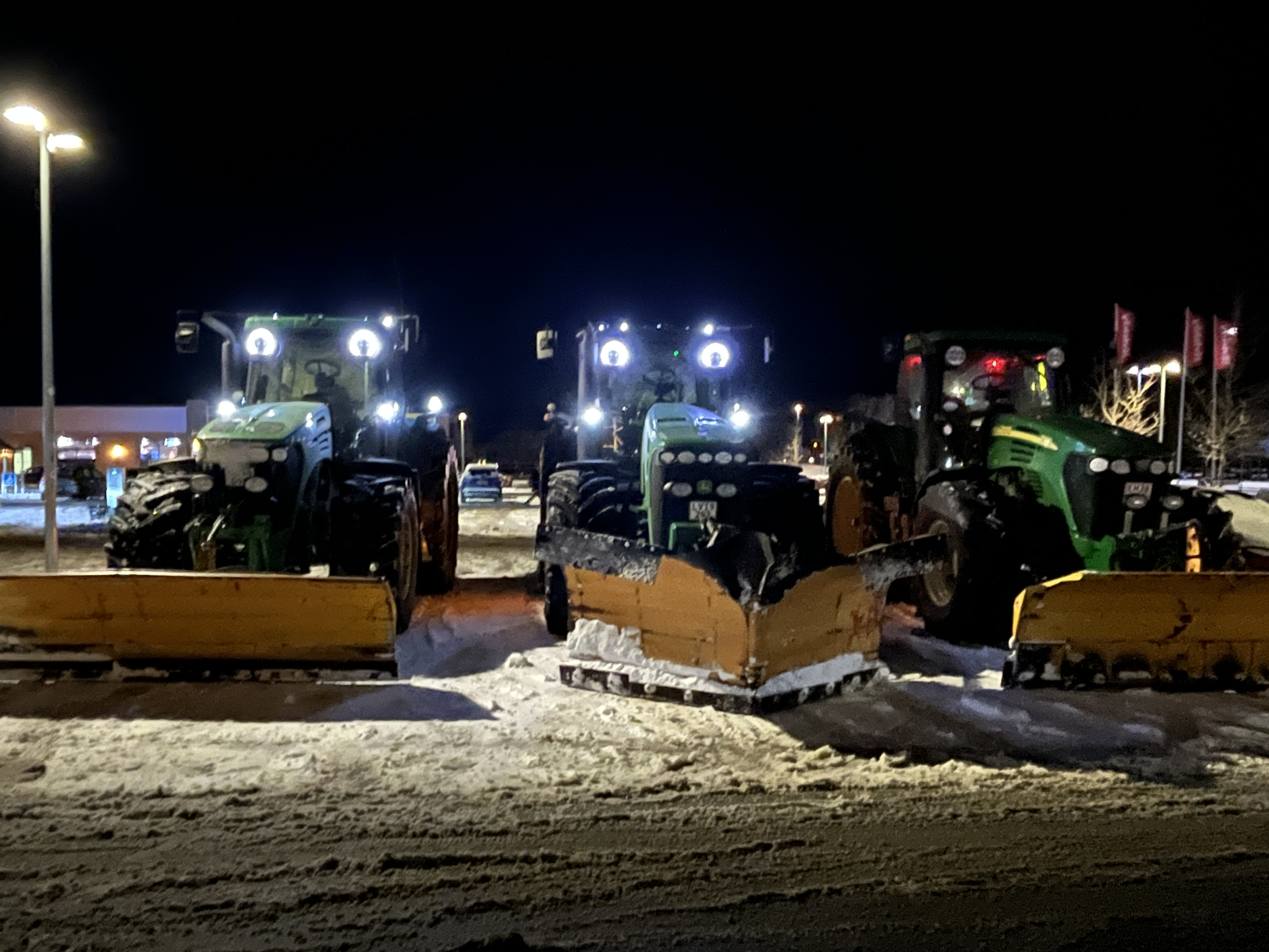 Sneplovene har været godt brugt denne vinter. Her holder tre klar på p-pladsen foran Jyllingecenteret. Kommunen ser nu på en regning på 10,5 millioner mere end forventet.