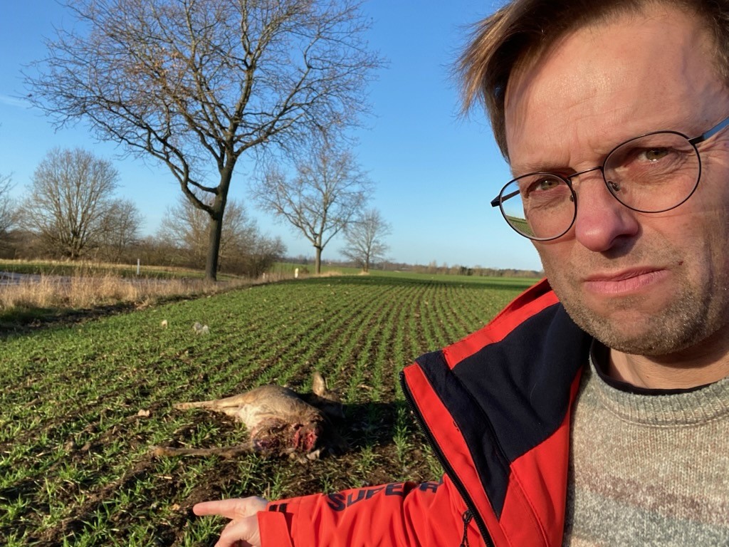 Rune Adelvard efterlyser flere skilte, der advarer bilisterne om råvildt.