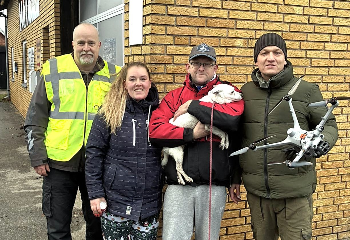 Mette og Dennis med Abbie i favnen - omkranset af droneførere Jakob kvistgaard (tv) og Rolf Flor (th) fra Vi finder hund.