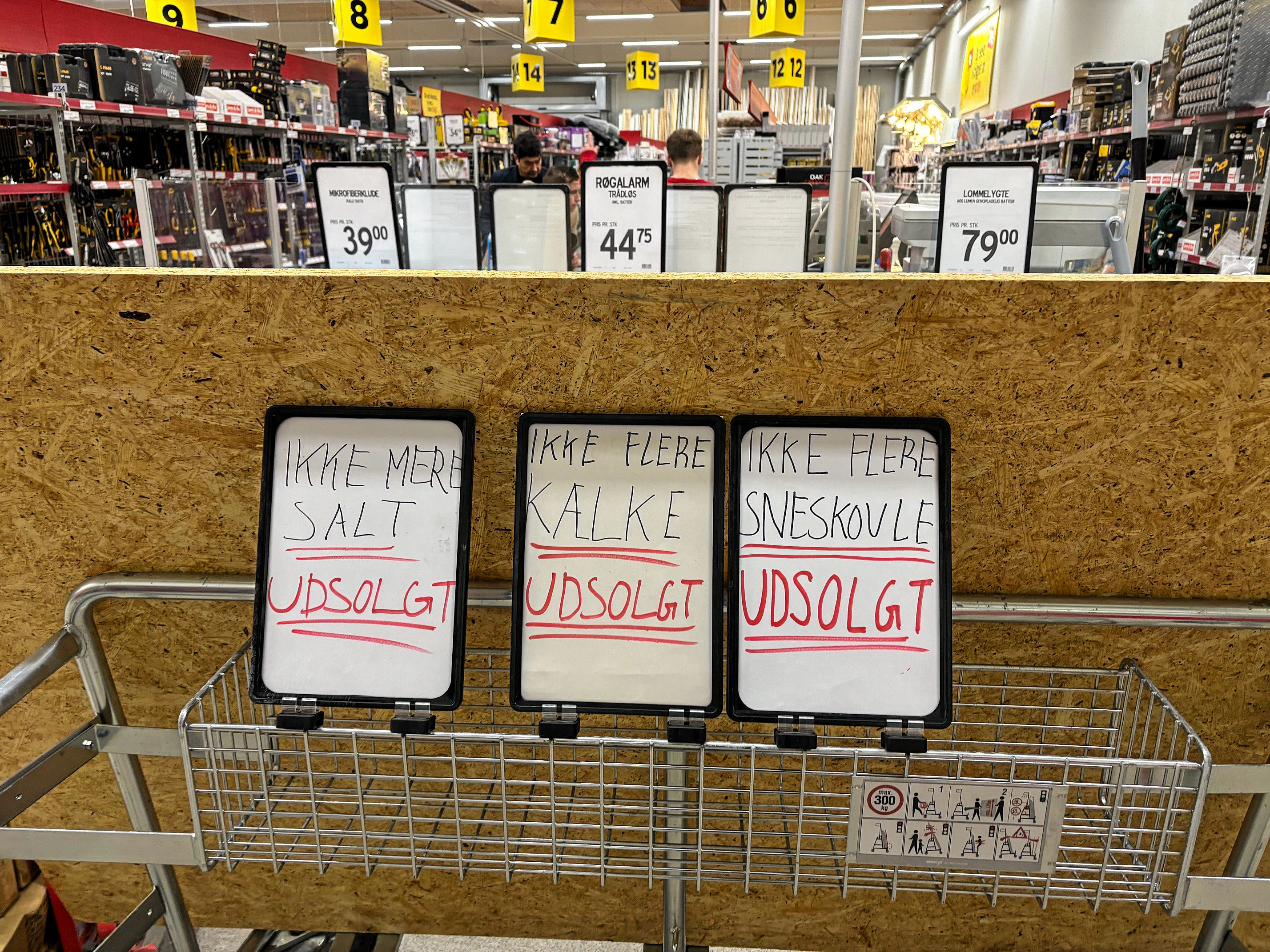Hos jem & fix i Ølstykke blev der hurtigt meldt udsolgt af sneskovle, kælke og vejsalt.