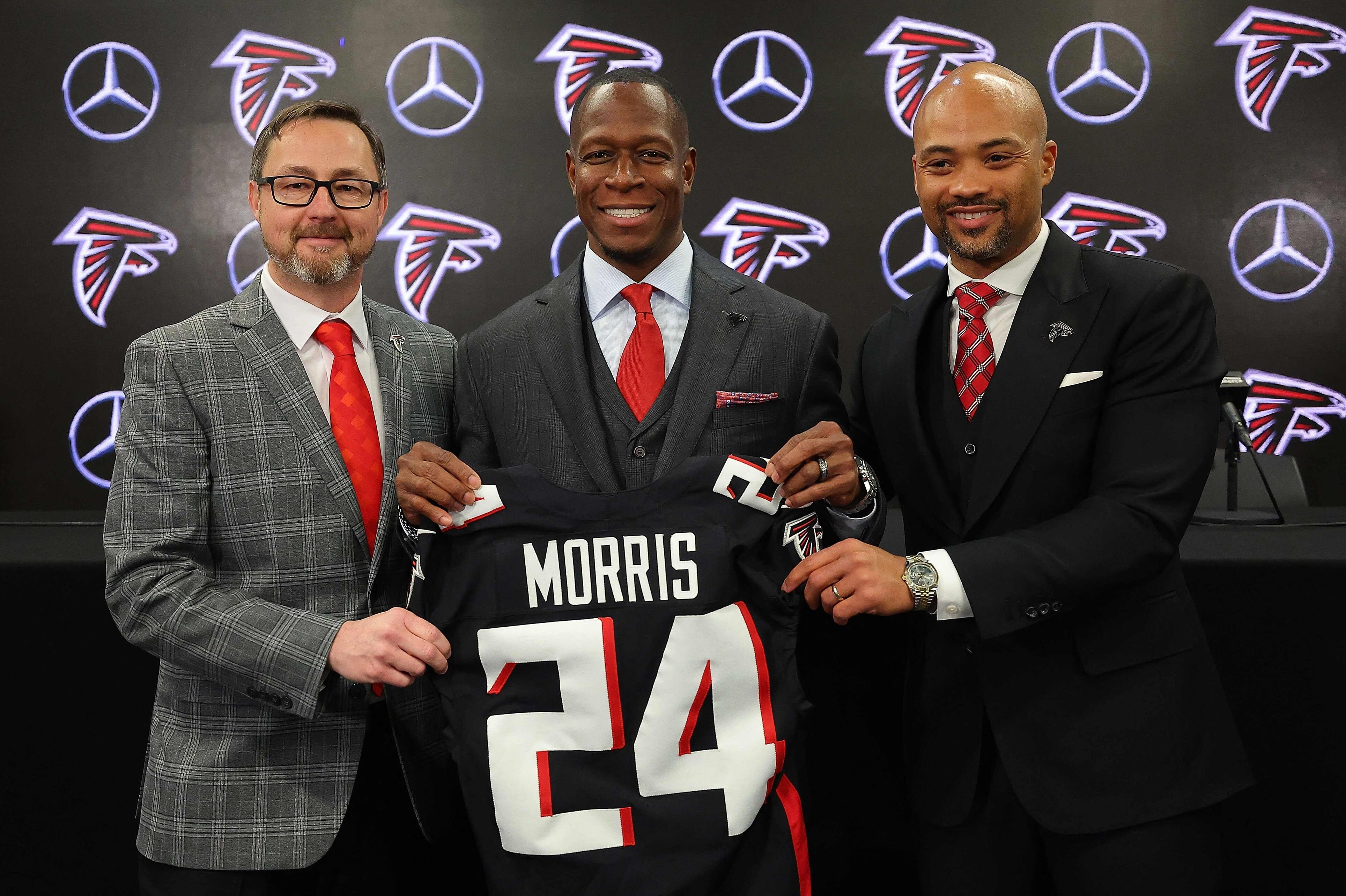 Cheftræner Raheem Morris (i midten) og general manager Terry Fontenot (til højre) er fortid i Atlanta Falcons. (Arkivfoto).
