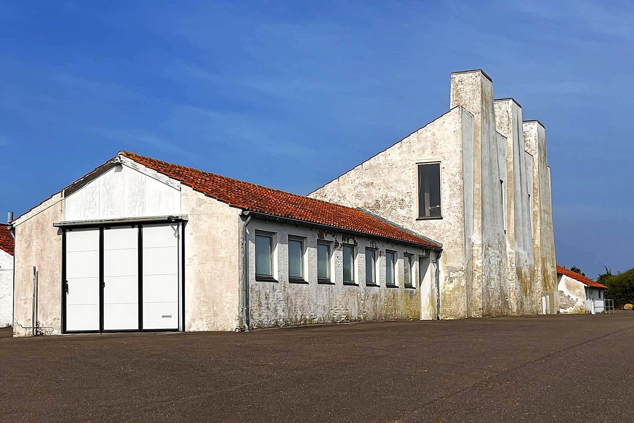 Det gamle røgeri i Havnebyen er tegnet af arkitekt Arne jakobsen og indgår i projektet med 42 ferieboliger i byen. Men lige før lokalplanen for området skulle vedtages, slog byrådet op i banen.
