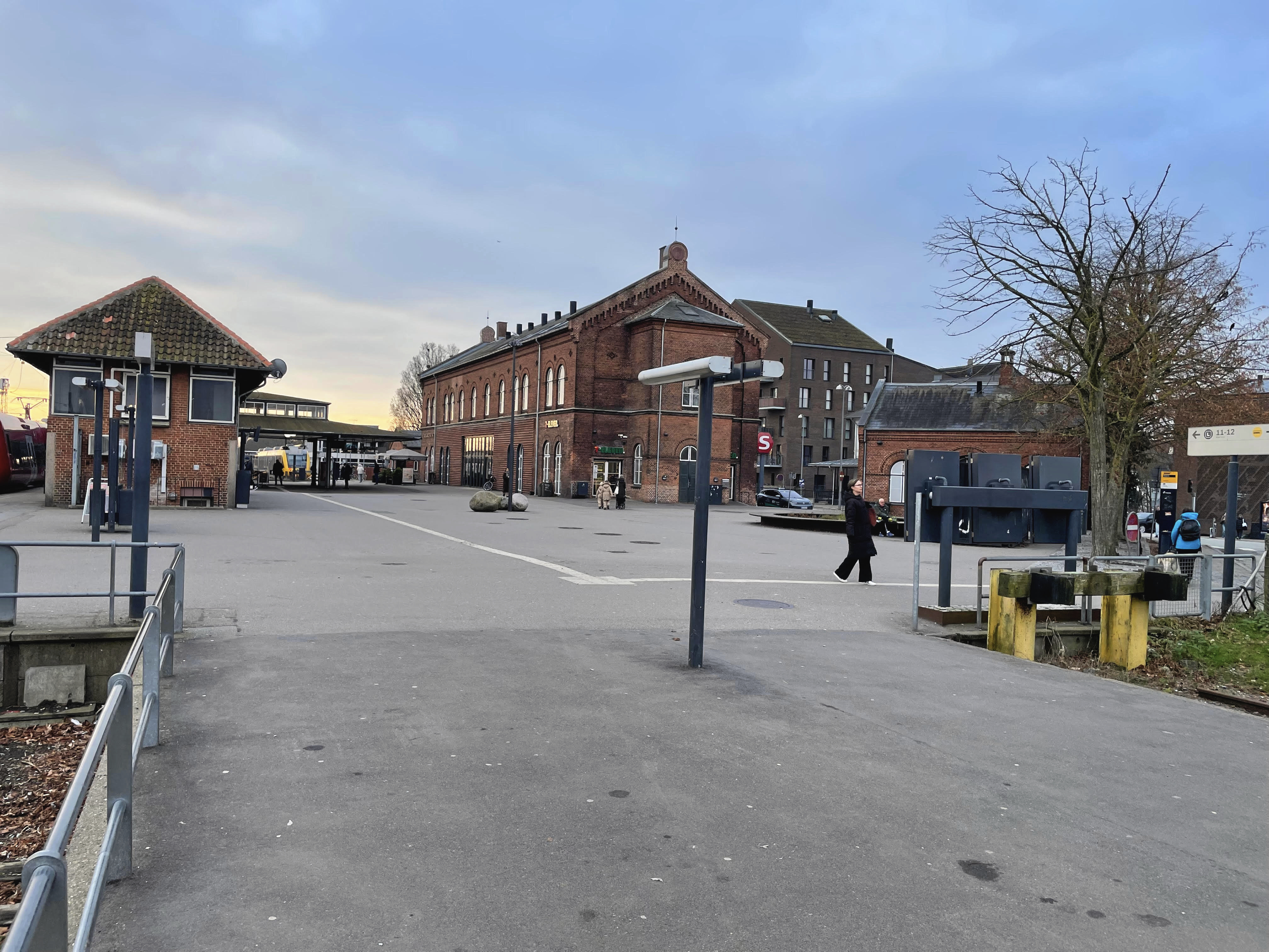 - Det vækker bekymring, når man ser nærmere på de planer, der ligger for ombygningen af Hillerød Station, skriver to politikere.