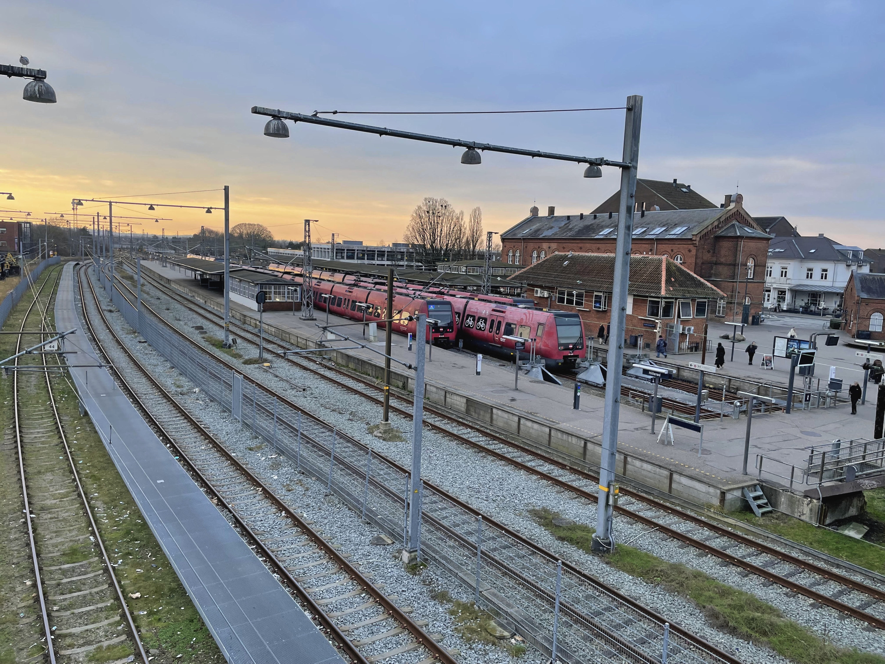 - Jeg vil på det kraftigste opfordre Hillerød Byråd, regionsrådet og Trafikministeriet til omgående at trække i nødbremsen og stoppe projekt ombygning af Hillerød station, som vil være et kæmpe tilbageskridt, skriver en passager.