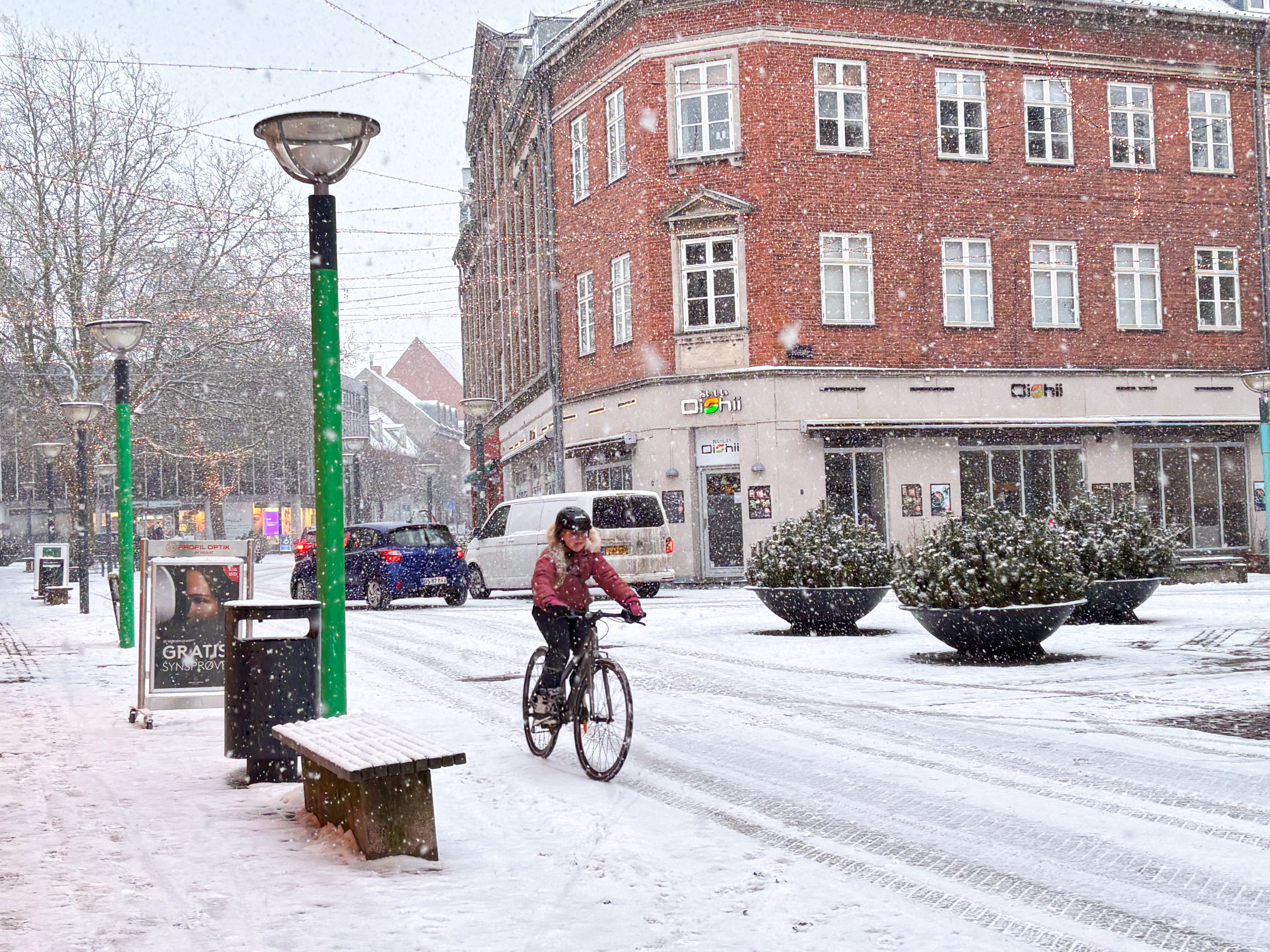 Snevejret er for alvor kommet til Sjælland, og det har skabt glatte veje.