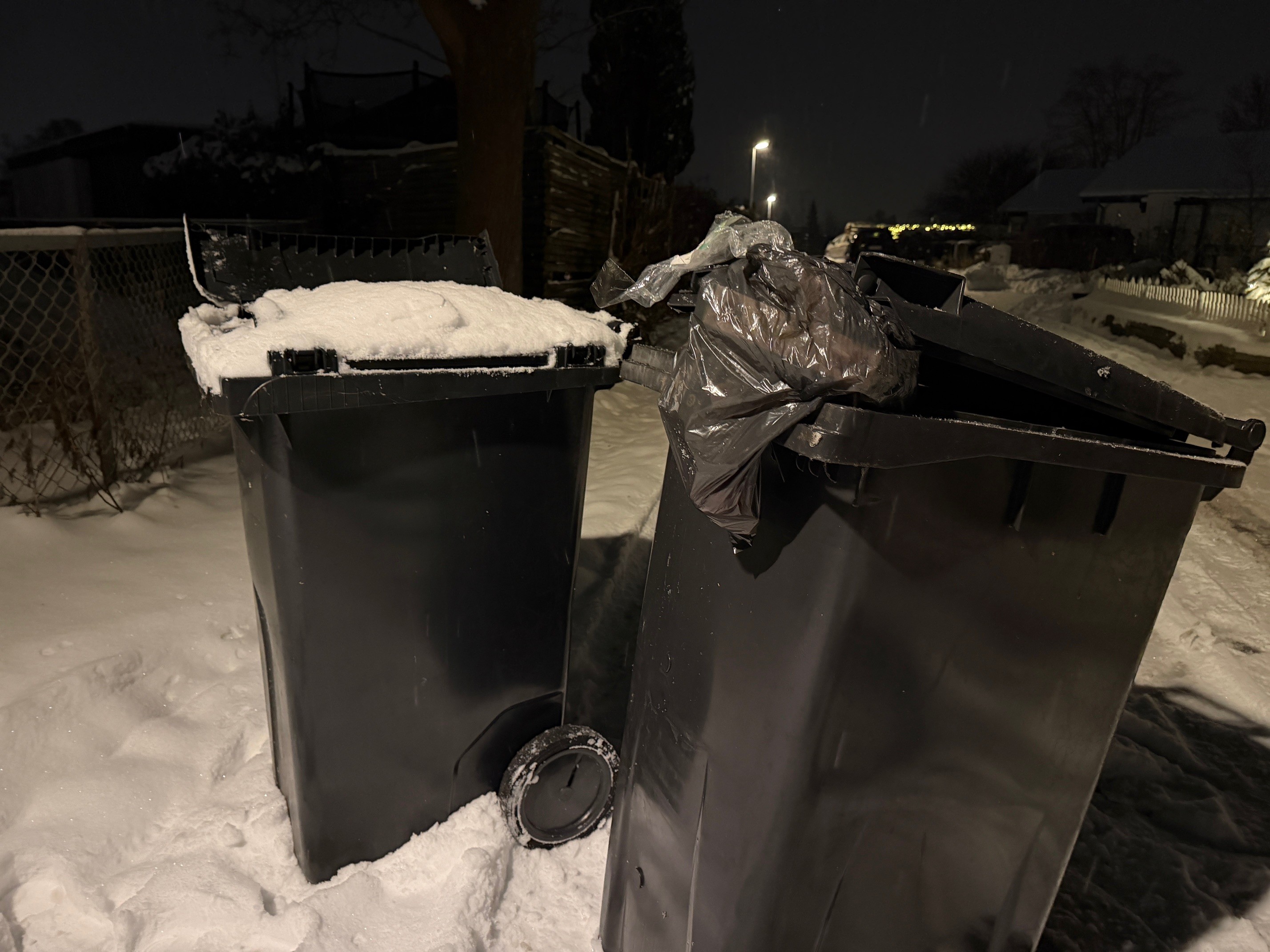 Renovationsselskab ønsker at passe på sine ansatte og stopper med at tømme affaldsbeholdere til slutningen af næste uge. - Der bliver ikke eftertømt, er meldingen.