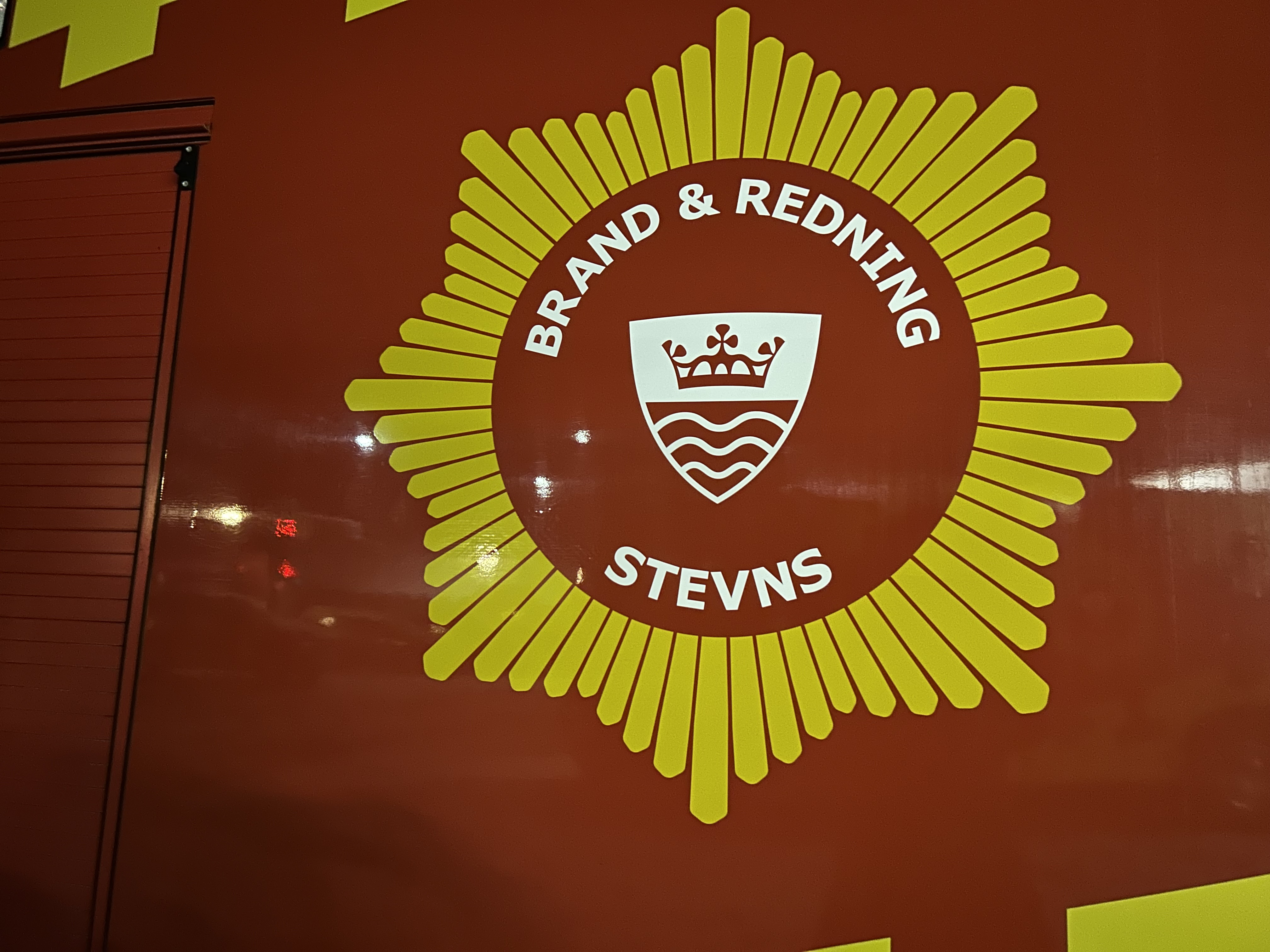 Vagtchef hos Brand og Redning Stevns kommer med opfordring efter markbrand.