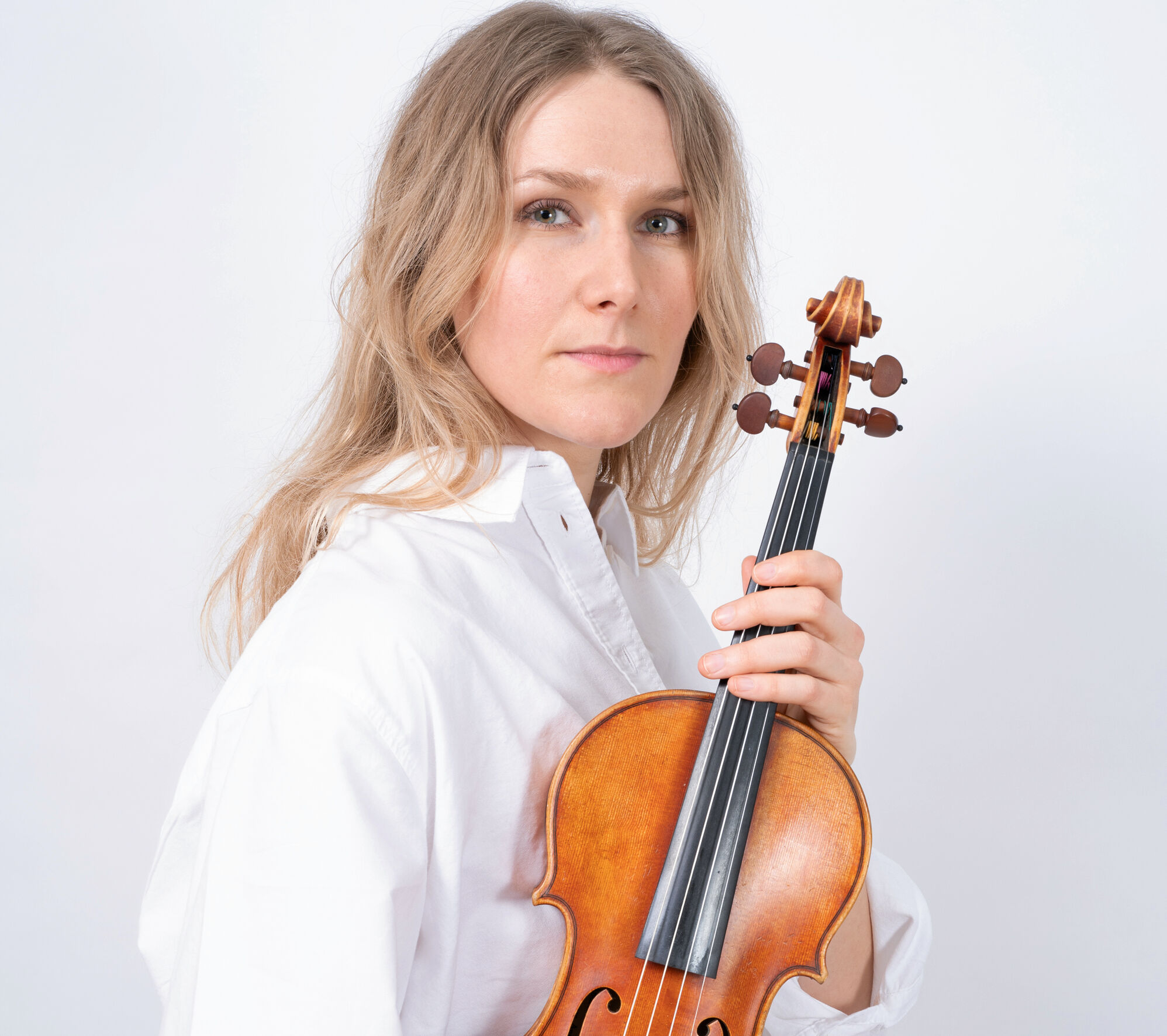Violinisten Cæcilie Balling giver koncert.