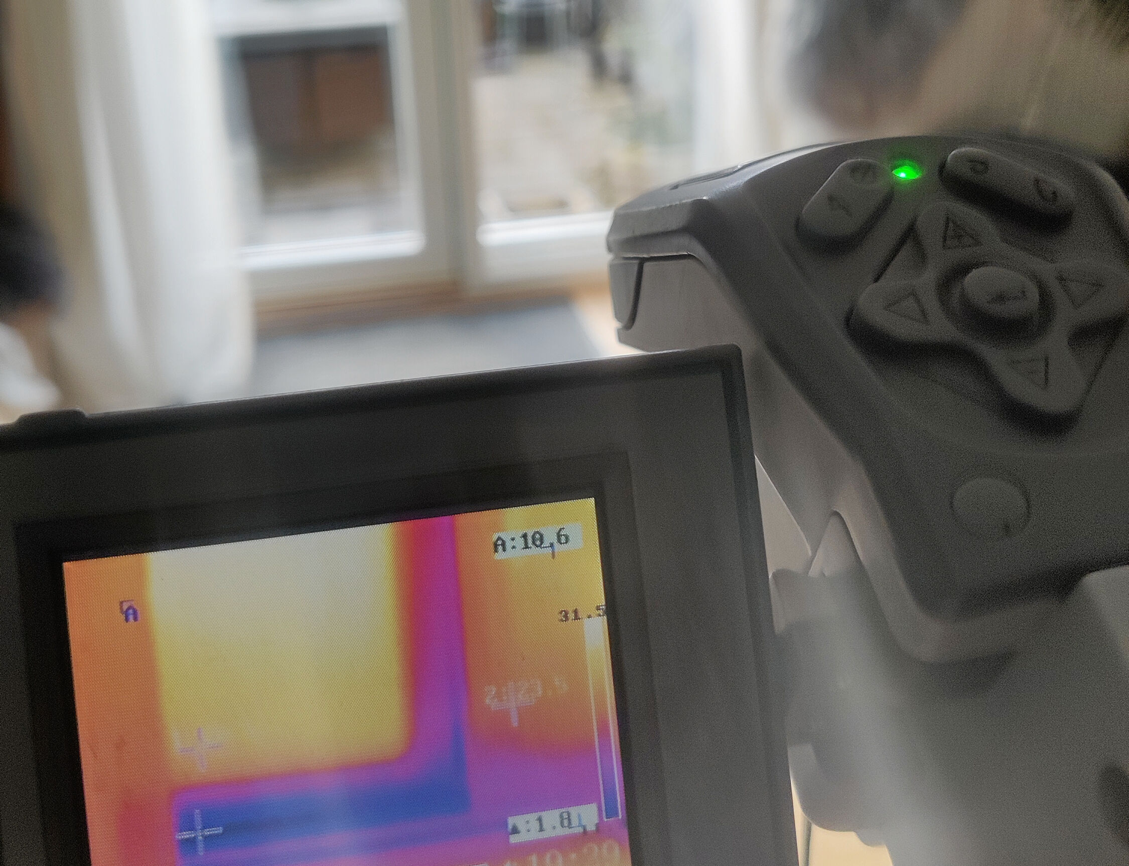 Et termografikamera fotograferer temperaturen, så man ved ved hjælp af farver kan se, hvor det er koldt, og hvor det er varmt.