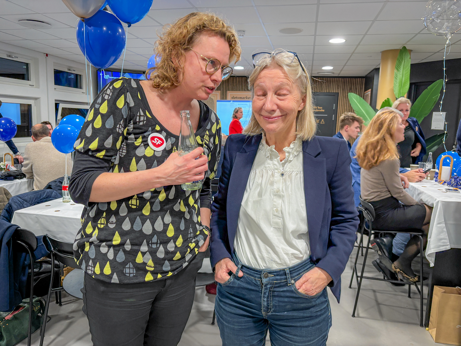 SF-politiker Louise Zabel (tv.) kan ikke overbevise sin kollega i kommunalbestyrelsen, Anne Ehrenreich (LAE), om, at et forbud mod ældre brændeovne er en god ide.