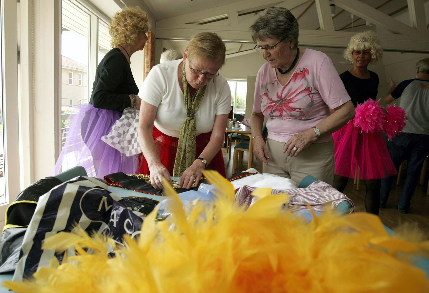 Anna Sofie Morell (t.v.) var blandt andet med til revyen i centret.