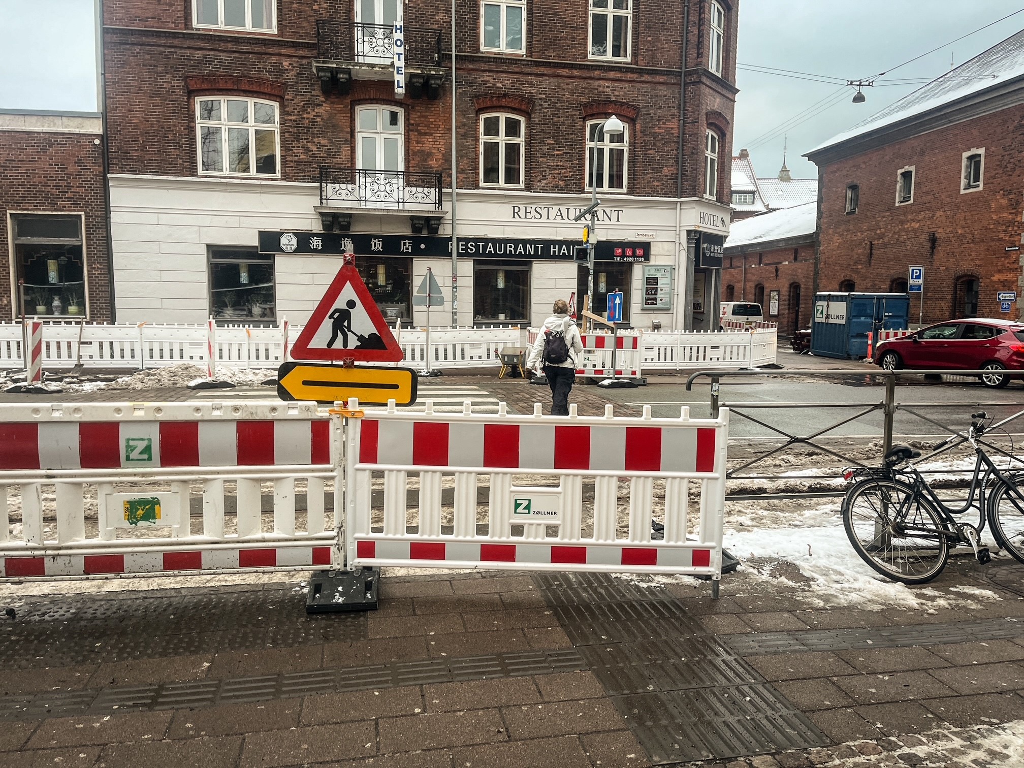 Det er svært at finde ud af, hvordan man kommer videre ind til byen, når man ankommer til Helsingør Station.