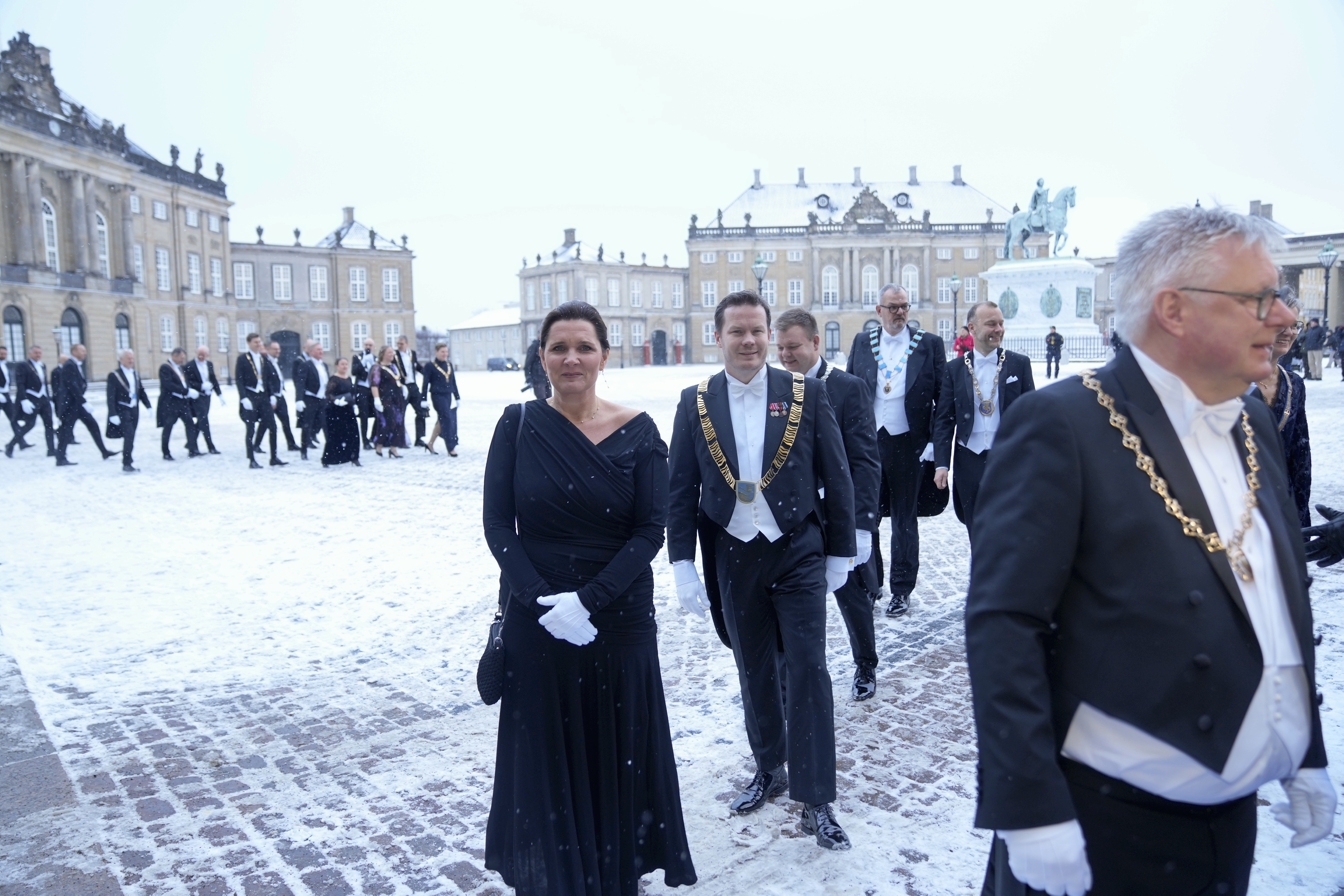 Lige bag ved borgmester i Gribskov kommune, Trine Egetved, står Nicolai Bechfeldt i sin svigerfars kjolesæt. Det sker ikke næste år, fortæller han. Foto: Sebastian Elias Uth/Ritzau Scanpix