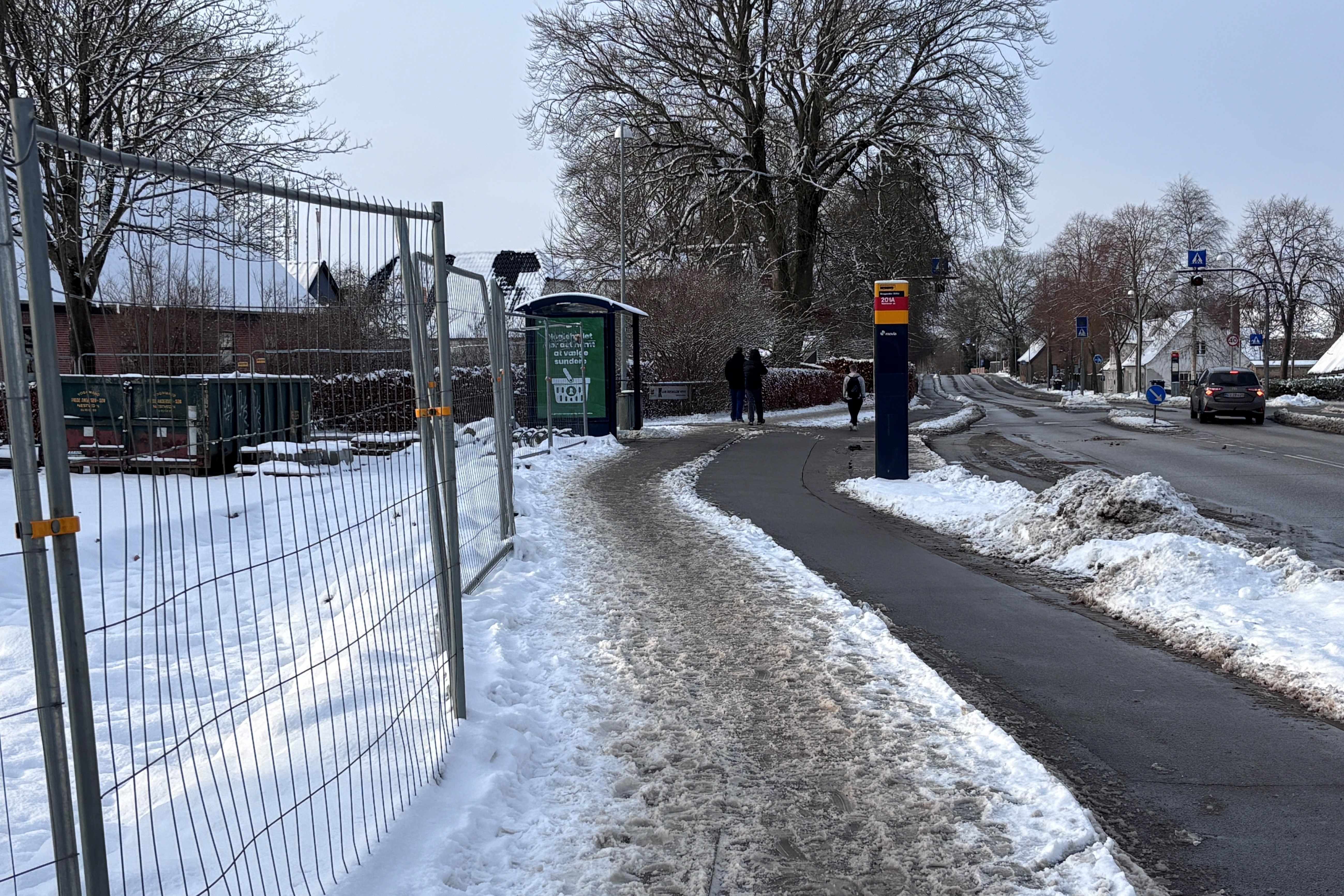 Hegnet blev sat op i november, men arbejdet med realiseringen af landskabsplanens anden etape kom ikke langt, før det blev standset. Nu kommer det i gang igen - men flytningen af stoppestedet er droppet.