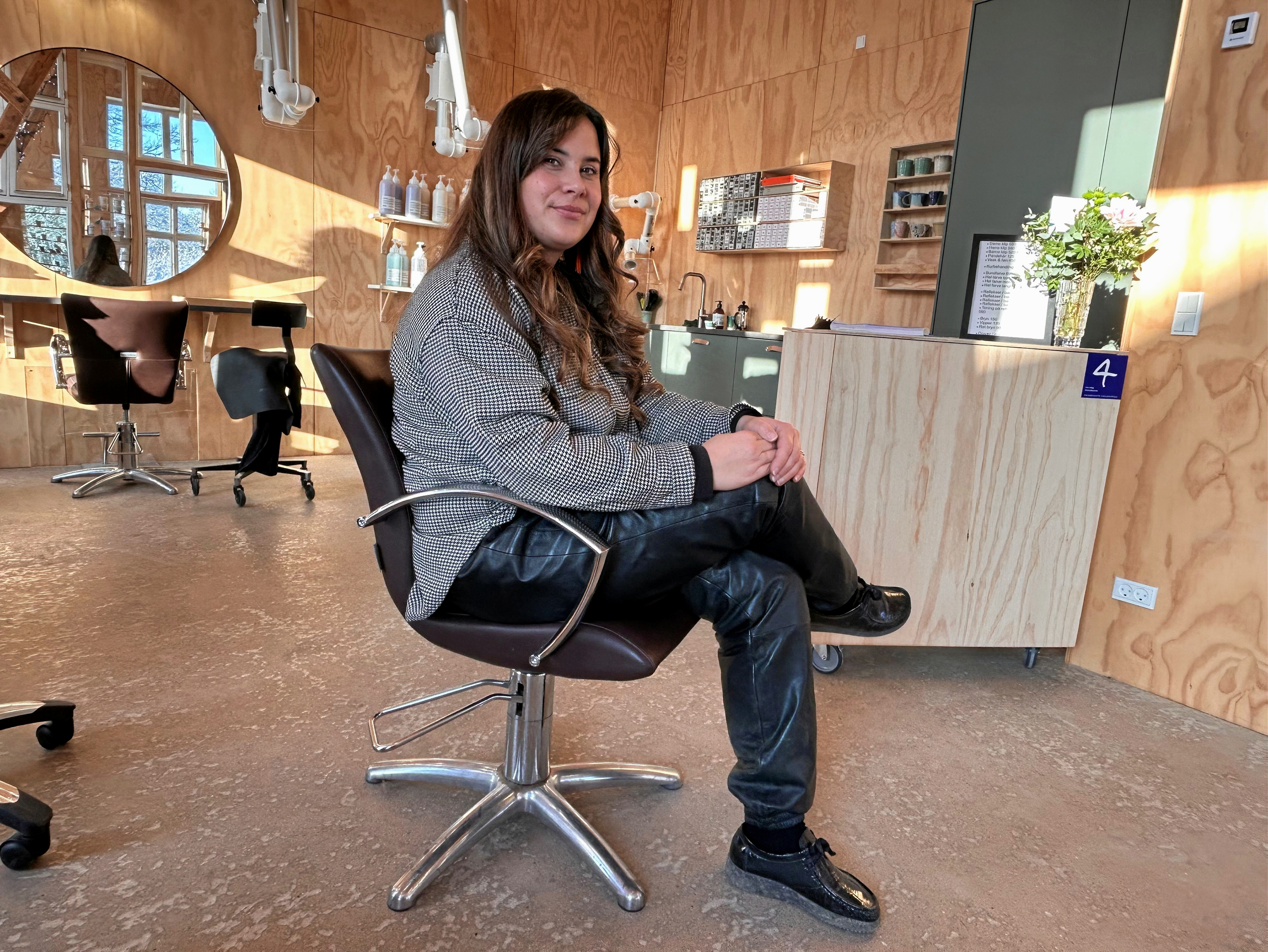 Camilla Boysens nye salon er indrettet med de samme rå vægge, der går igen i hendes mands keramikbutik ved siden af.