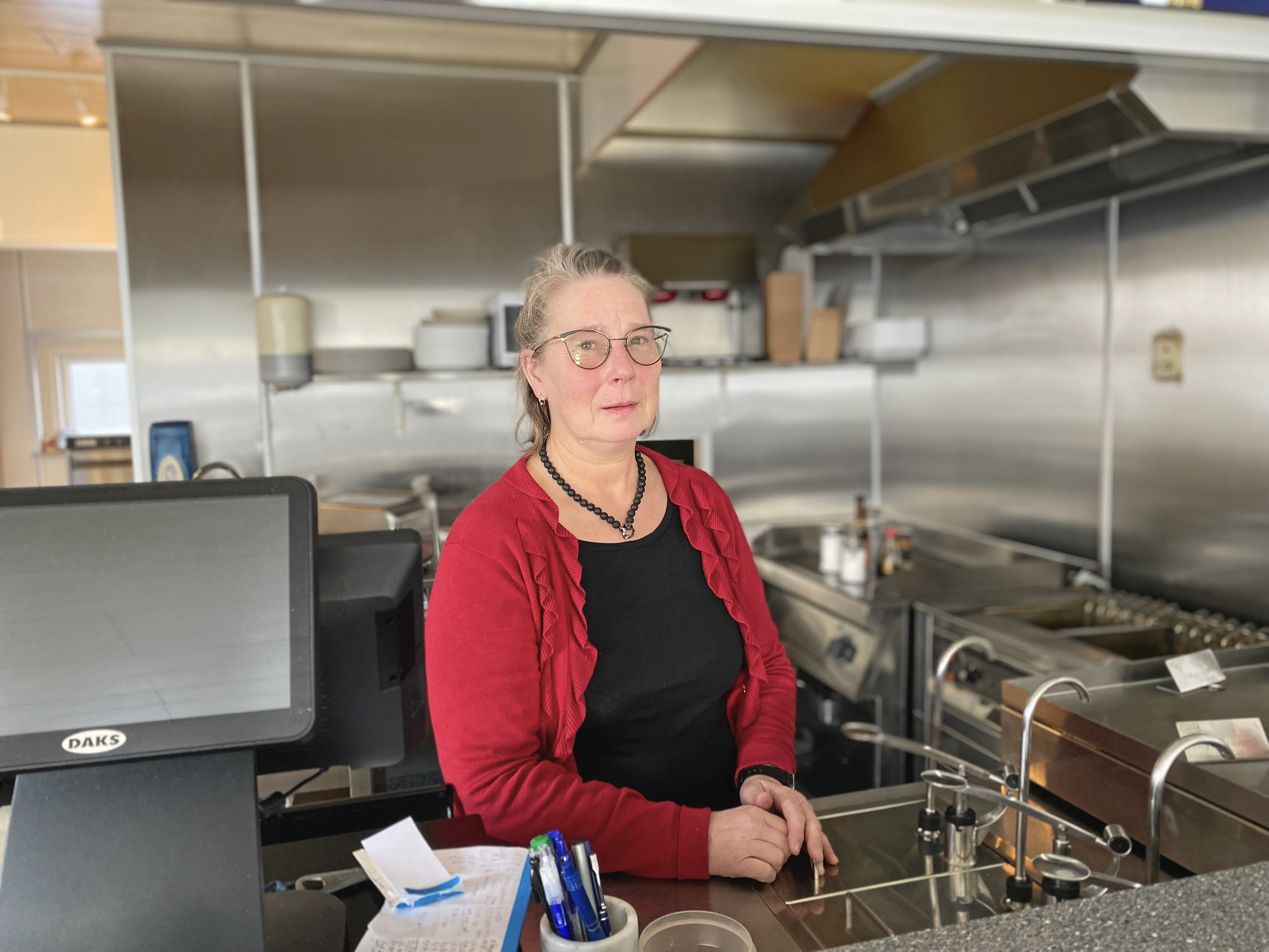 Det er en sorgens dag for Maj-Britt Hansen, som har drevet den lokale grill i 18 år, men nu kaster håndklædet i ringen.