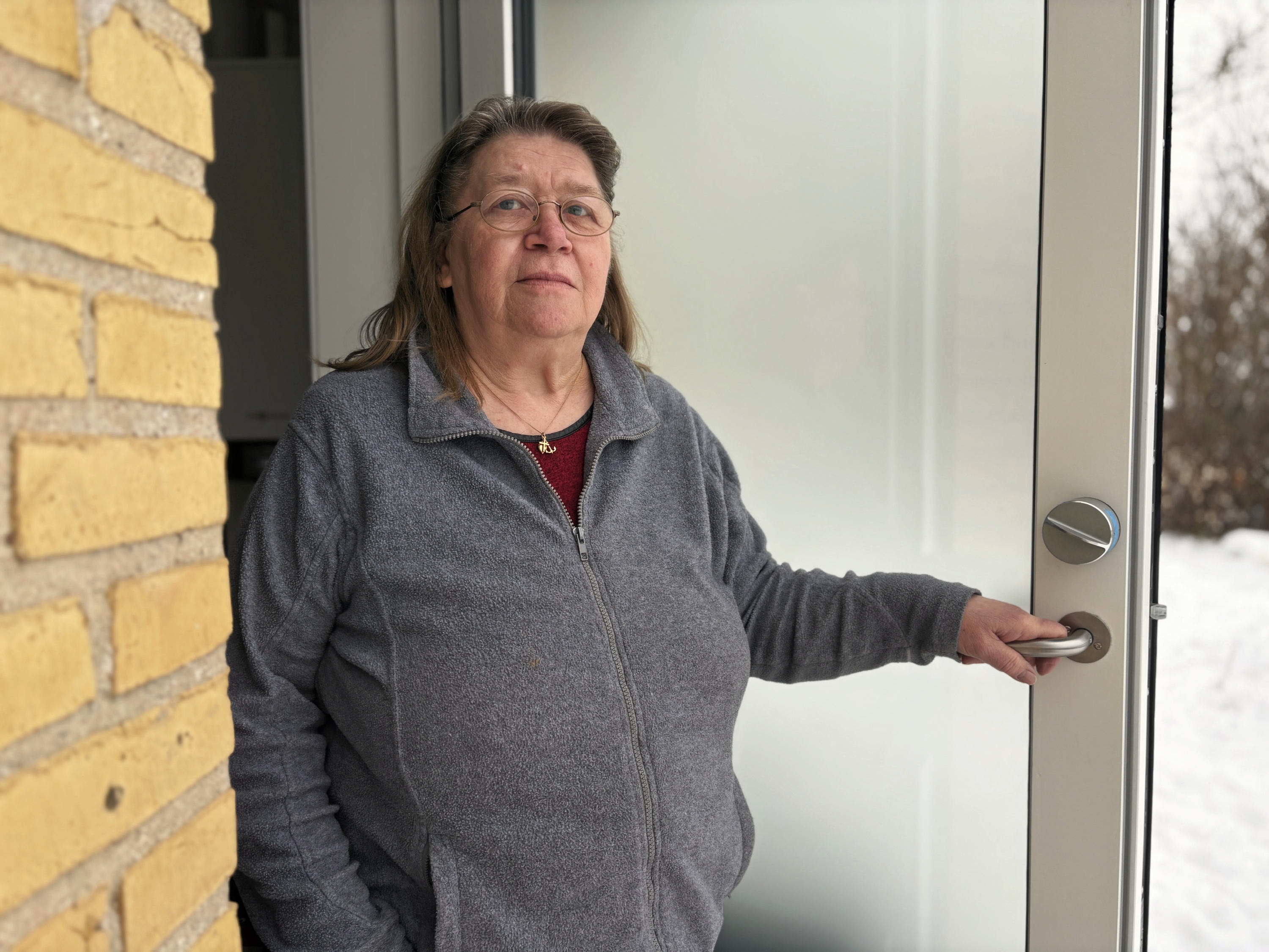 – Ved flyttesynet blev vi på en pæn måde verfet ud af boligen, så vi ikke var der samtidig med synsmanden fra synsfirmaet Borum Byg. Da jeg flyttede ind, påpegede jeg fejl, som aldrig blev udbedret. Nu skulle jeg betale for dem, fortæller Sussi Jensen. - Birgitte Masson – Ved flyttesynet blev vi på en pæn måde verfet ud af boligen, så vi ikke var der samtidig med synsmanden fra synsfirmaet Borum Byg. Da jeg flyttede ind, påpegede jeg fejl, som aldrig blev udbedret. Nu skulle jeg betale for dem, fortæller Sussi Jensen.