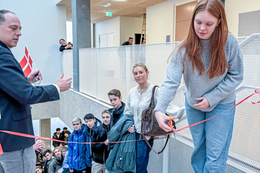 En elev har fået æren af at klippe den røde snor, da Nordsjællands Grundskole og Gymnasium tog deres nybyggede skole i brug.