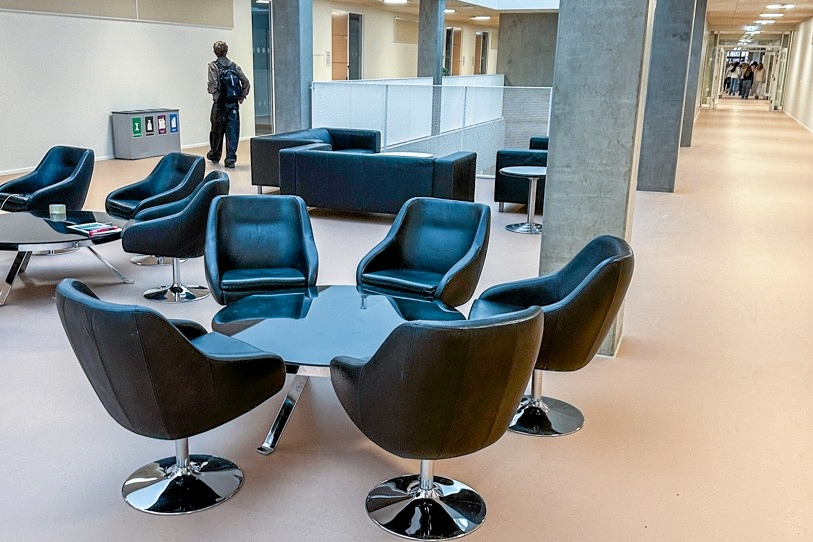 Det er noget af et loungemiljø, der er lavet til gymnasieeleverne på den nye NGG-skole. - Presse Det er noget af et loungemiljø, der er lavet til gymnasieeleverne på den nye NGG-skole.