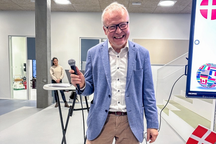 NGG-rektor Thomas Thrane er en glad mand, der har lidt svært ved at sætte ord på alt det nye, de lige har kunne tage i brug. - Presse NGG-rektor Thomas Thrane er en glad mand, der har lidt svært ved at sætte ord på alt det nye, de lige har kunne tage i brug.