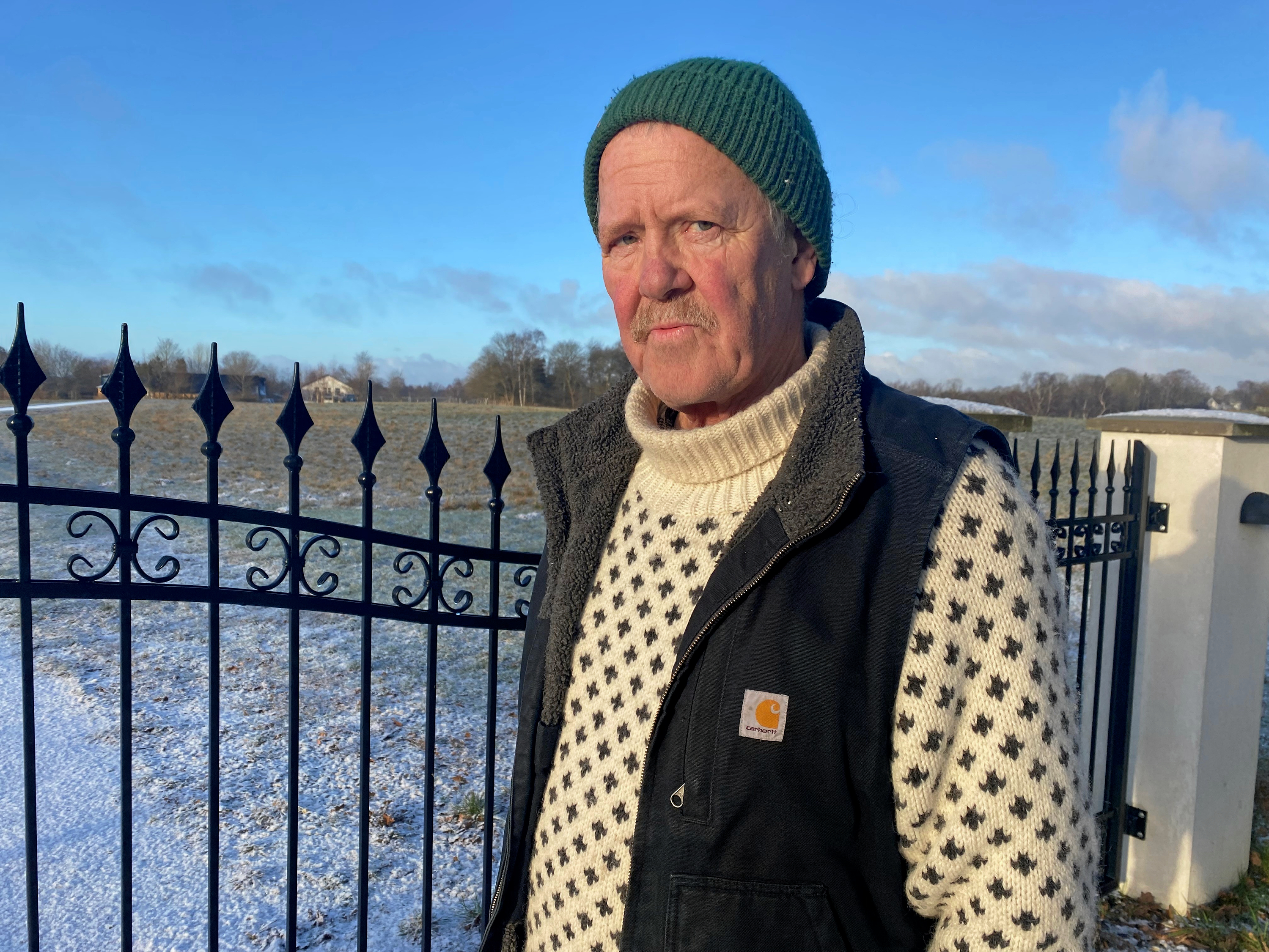 Lars Juel Sørensen ved en af de to porte, som i et par år har sat prop i naturskønt område.