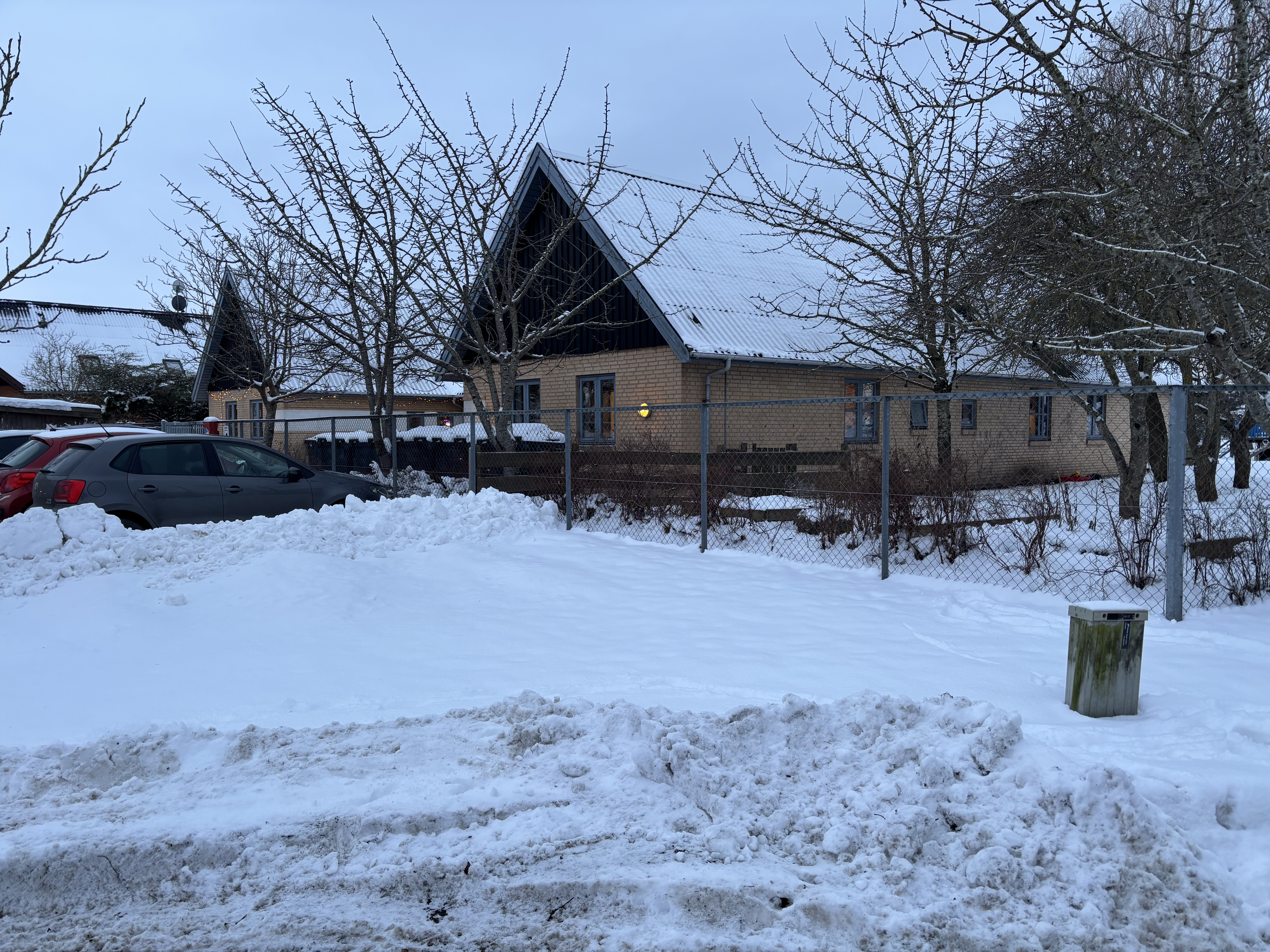 Da Sjællandske Nyheder mødte op ved Børnehuset Tusindfryd i Jyllinge, var vejene og parkeringspladsen ved dagtilbuddet ryddet for sne.