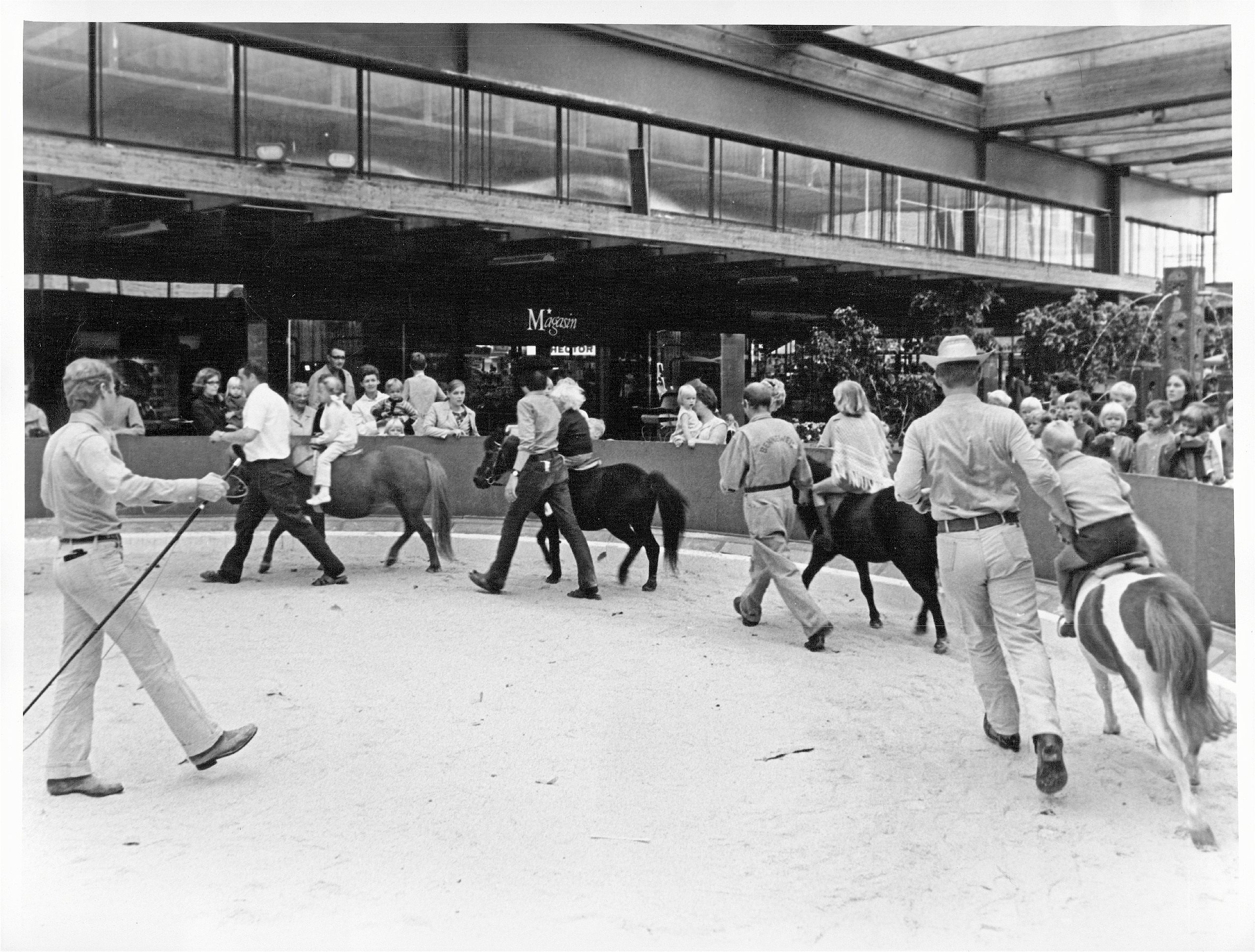 1970: Manege med børn på ponyer foran Magasin Rødovre.