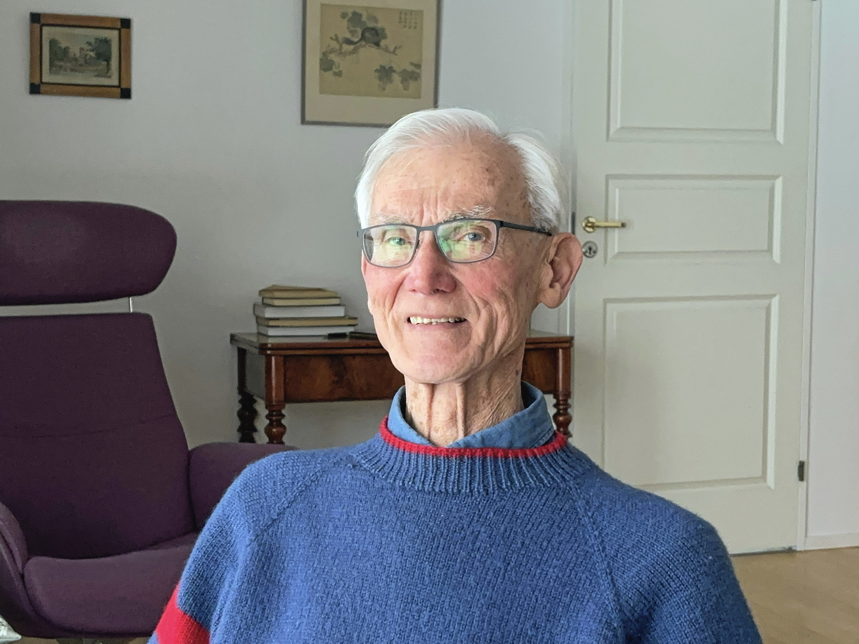 Den 80-årige Erik Palle Olesen udkommer i denne måned med sin første roman. En fiktiv beretning om omsorgssvigt, nærdødsoplevelser og tilgivelse baseret på hans eget liv.